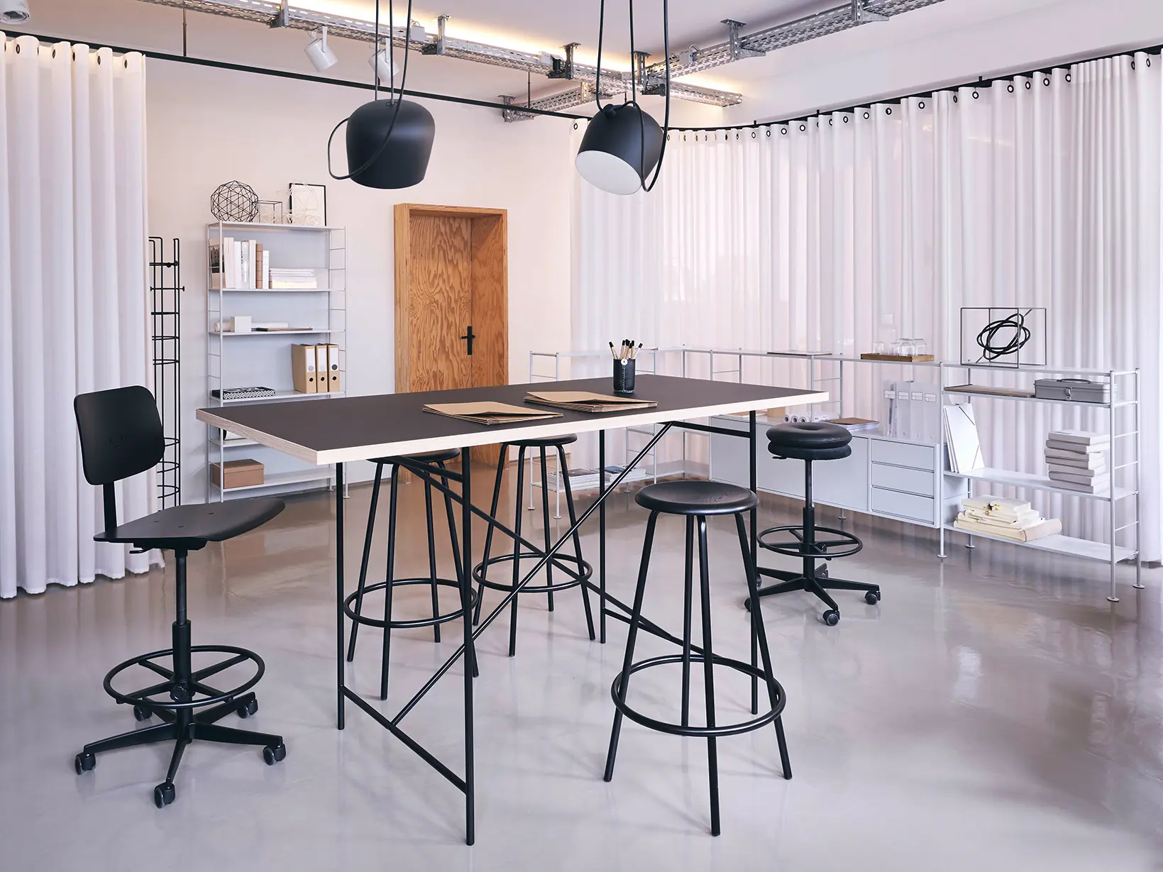 Richard Lampert - Milla 1100 High Table