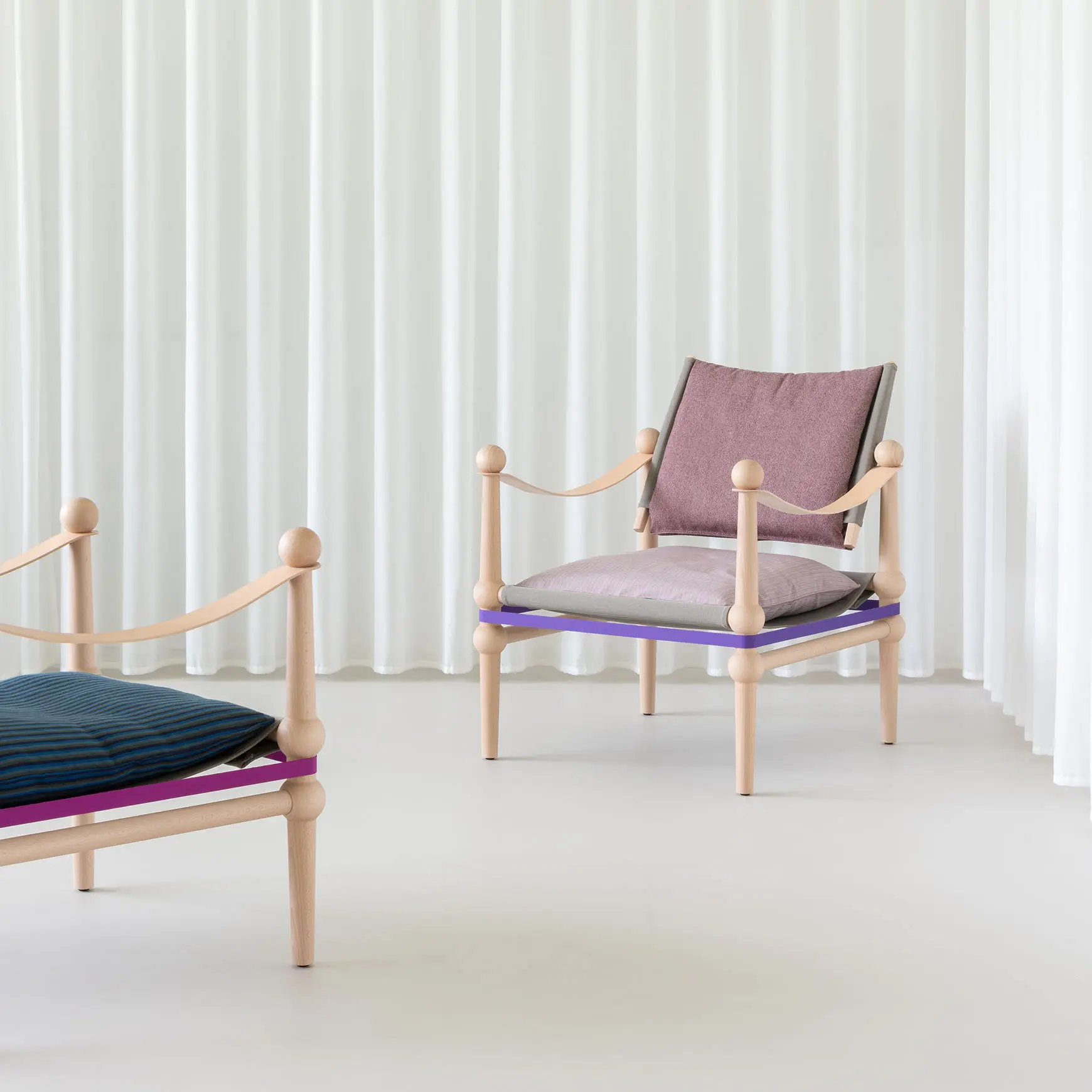 Magis - Twain | Low chair with arms - Black Beech - Black & White