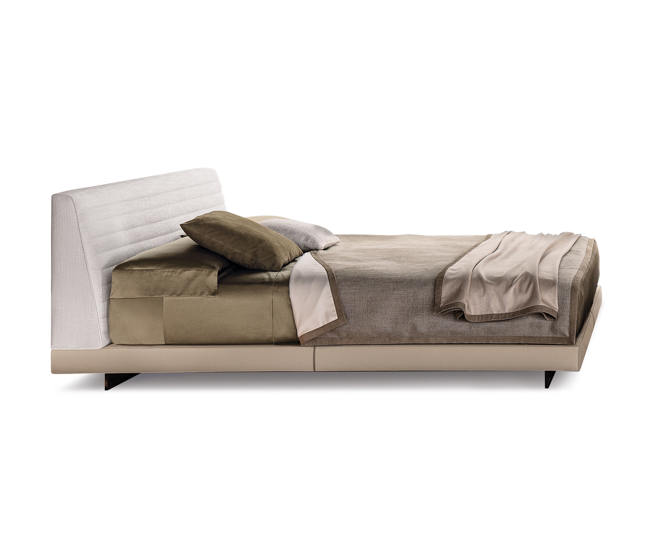 Display product Roger Bed from manufacturer Minotti