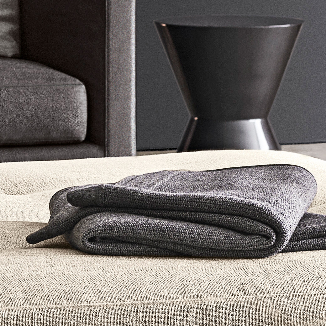 Display product Andersen "Throw" from manufacturer Minotti