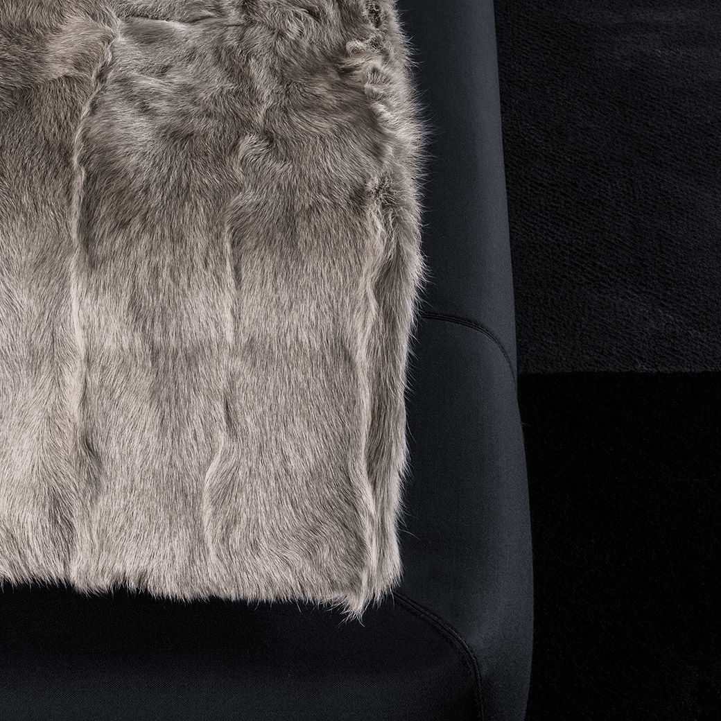 Display product Avon "Throw" from manufacturer Minotti