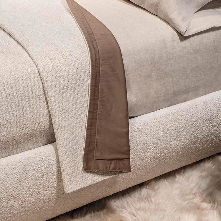 Display product Larry "Bedspread" from manufacturer Minotti