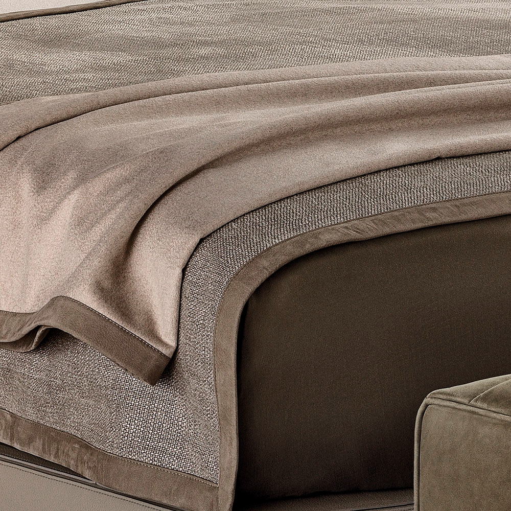 Display product Roger "Throw" from manufacturer Minotti