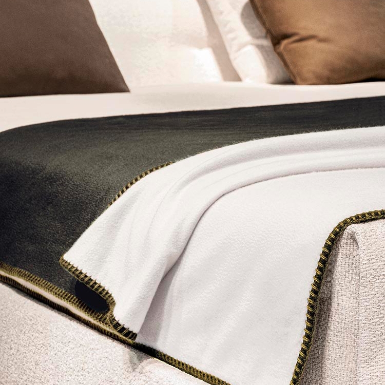 Display product Yves "Throw" from manufacturer Minotti