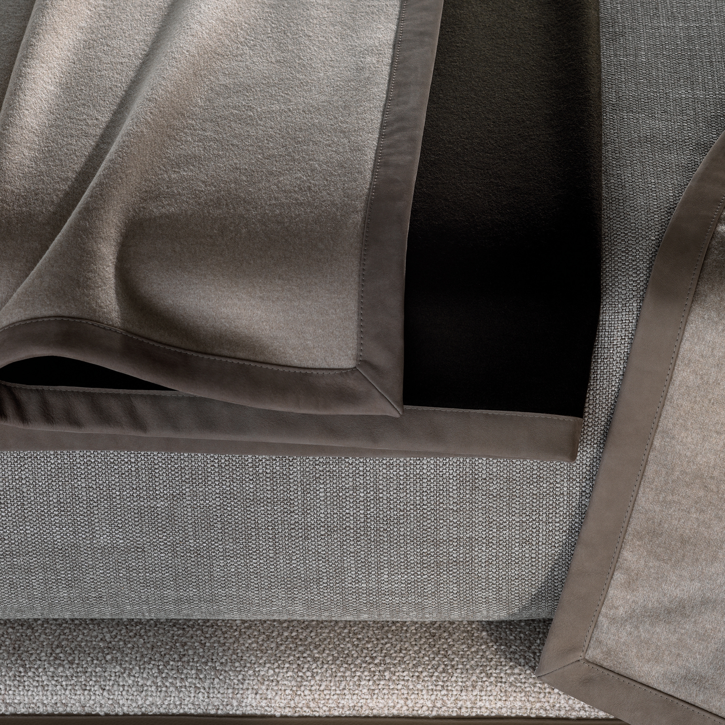 Display product Roger "Throw" from manufacturer Minotti