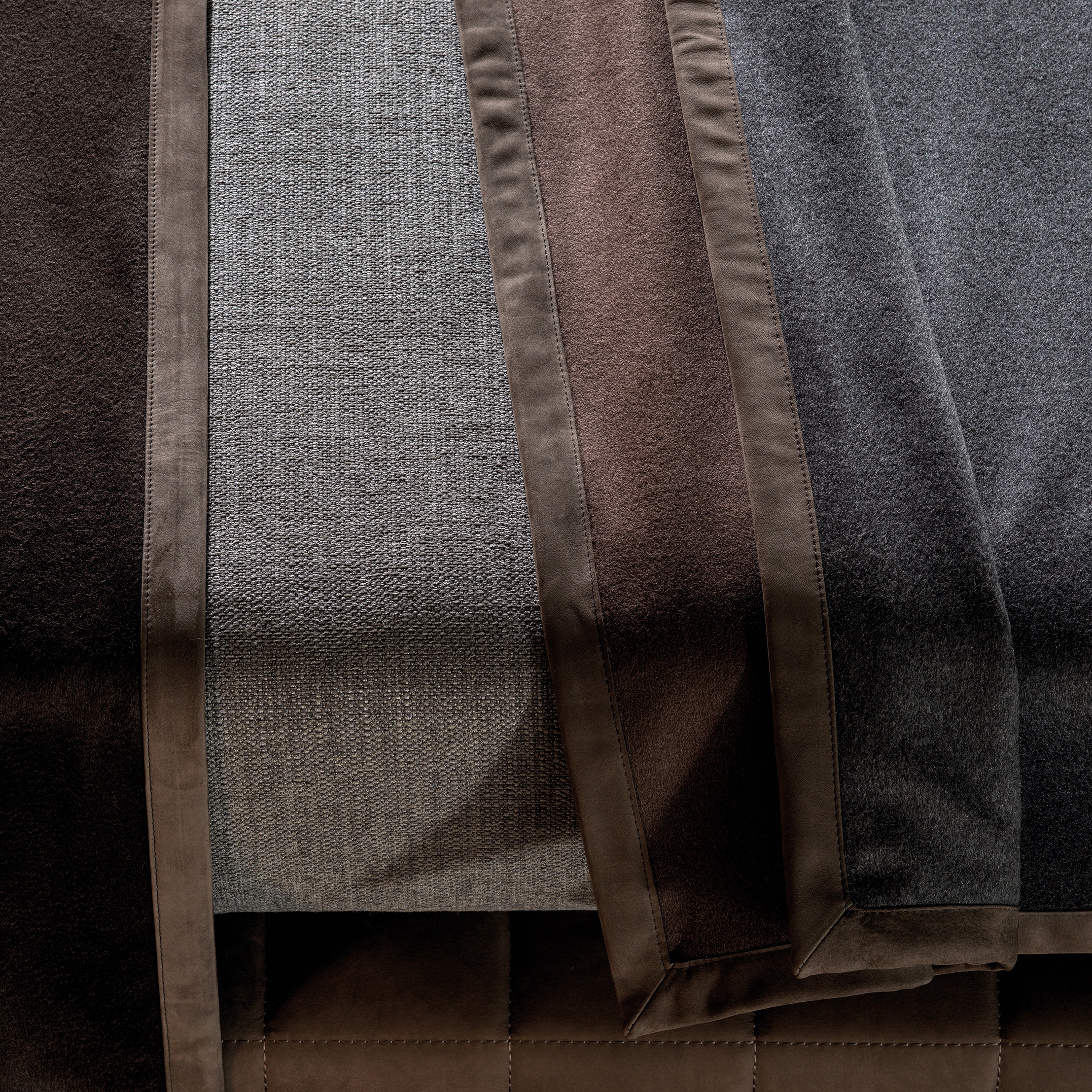 Display product Roger "Throw" from manufacturer Minotti