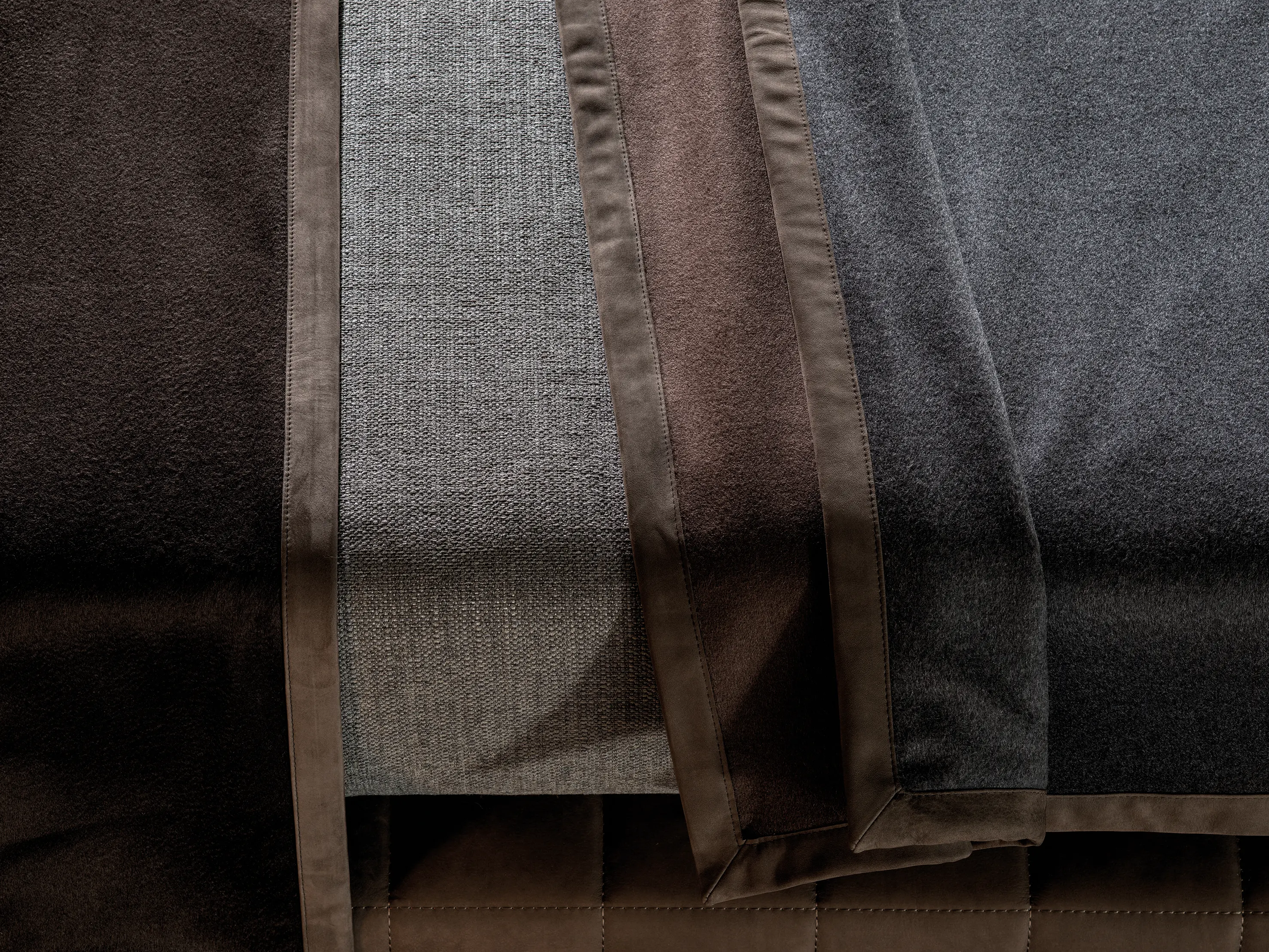 Minotti - Roger "Throw"