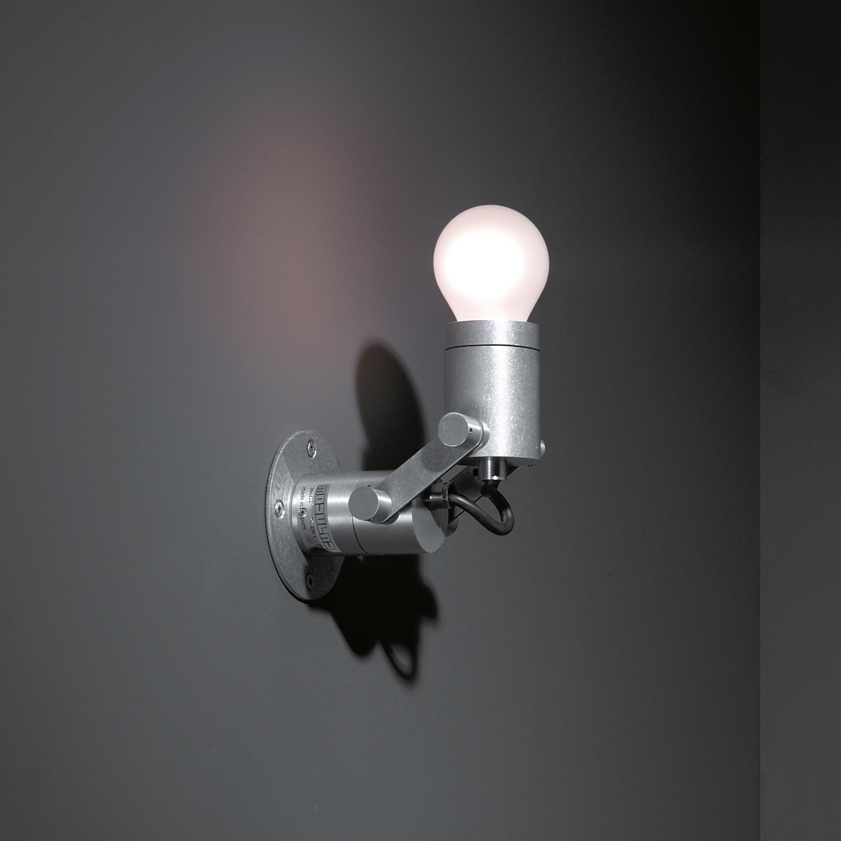 Display product Nomad Minimal ultra short E27 from manufacturer Modular Lighting Instruments
