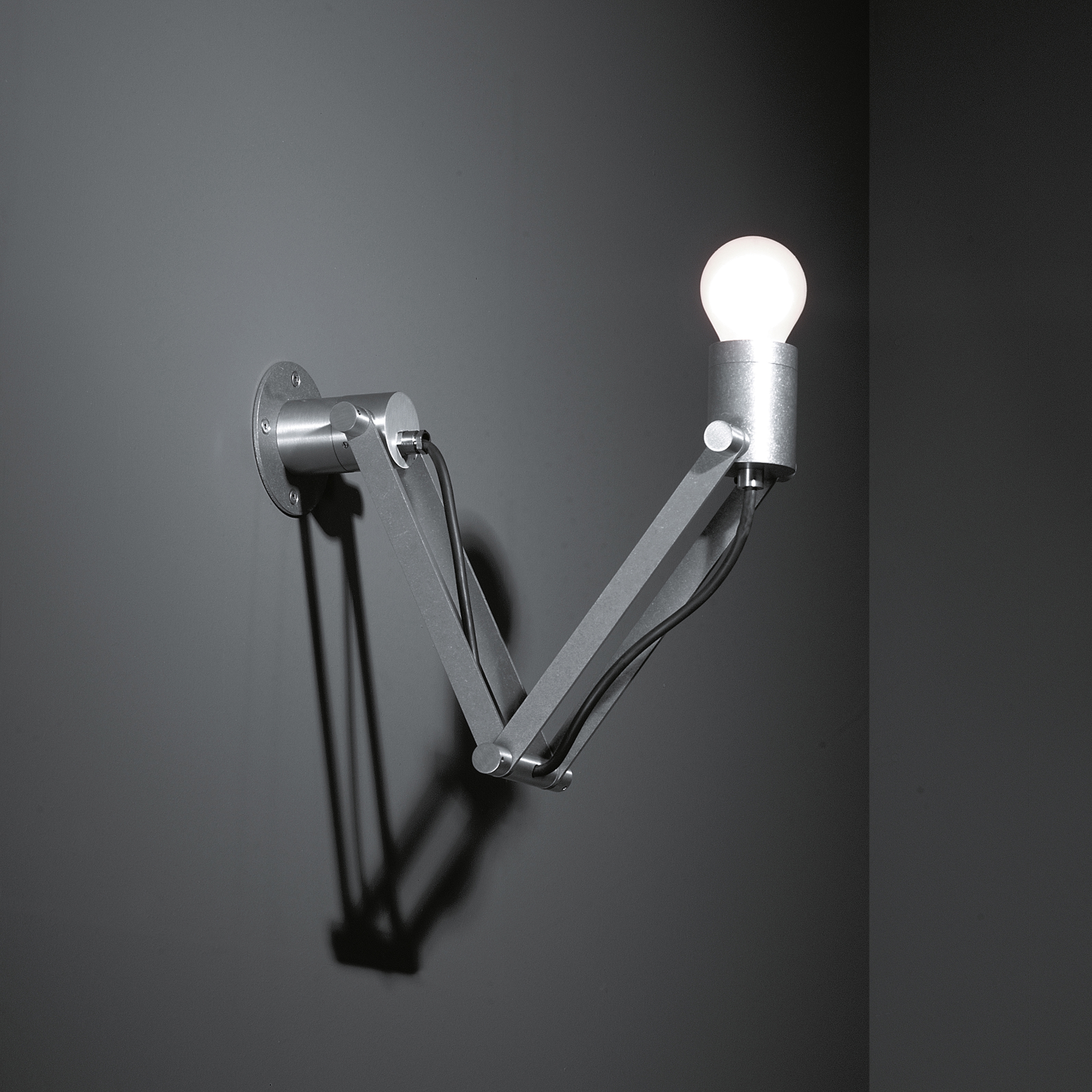 Display product Nomad Minimal short E27 from manufacturer Modular Lighting Instruments