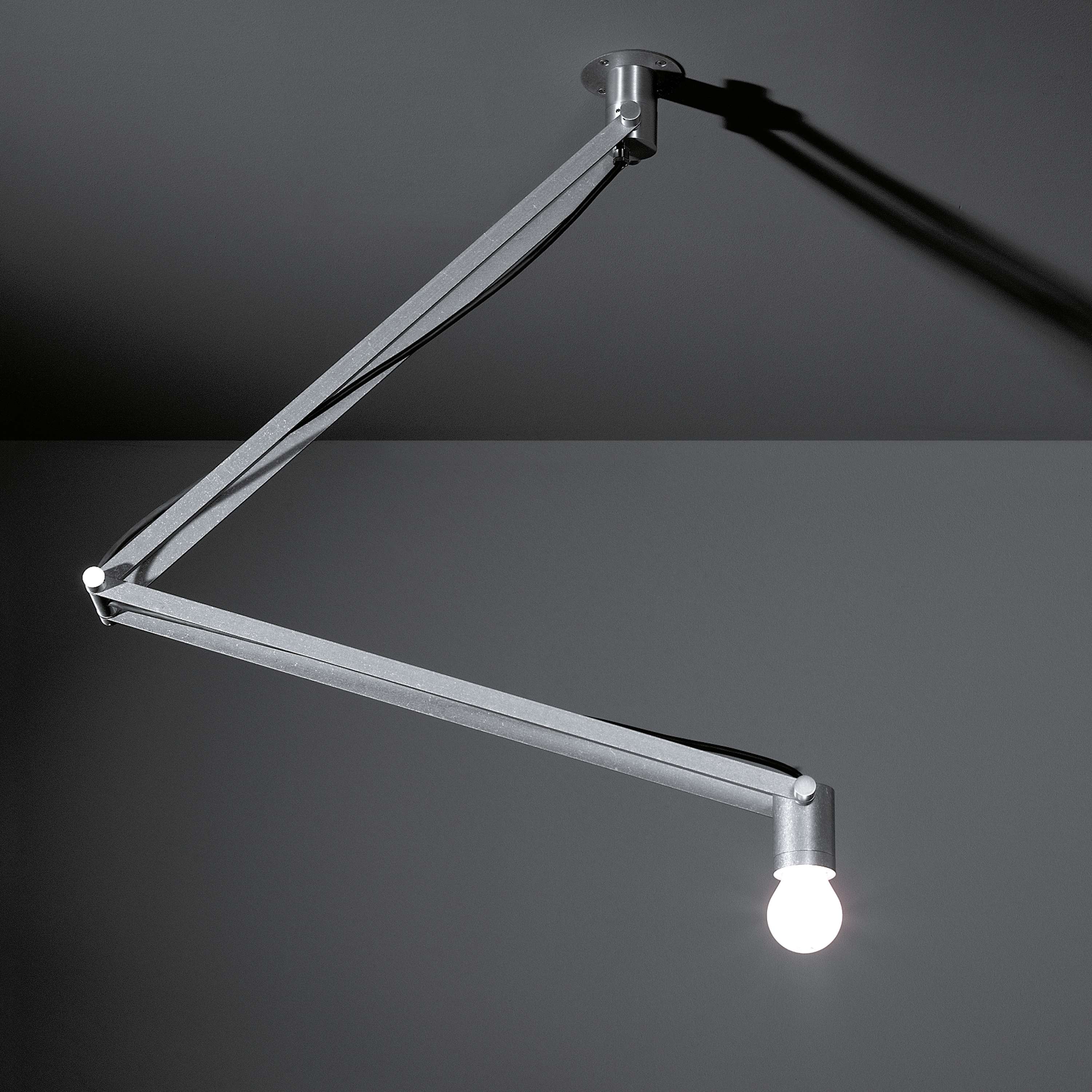 Display product Nomad Minimal tall E27 from manufacturer Modular Lighting Instruments