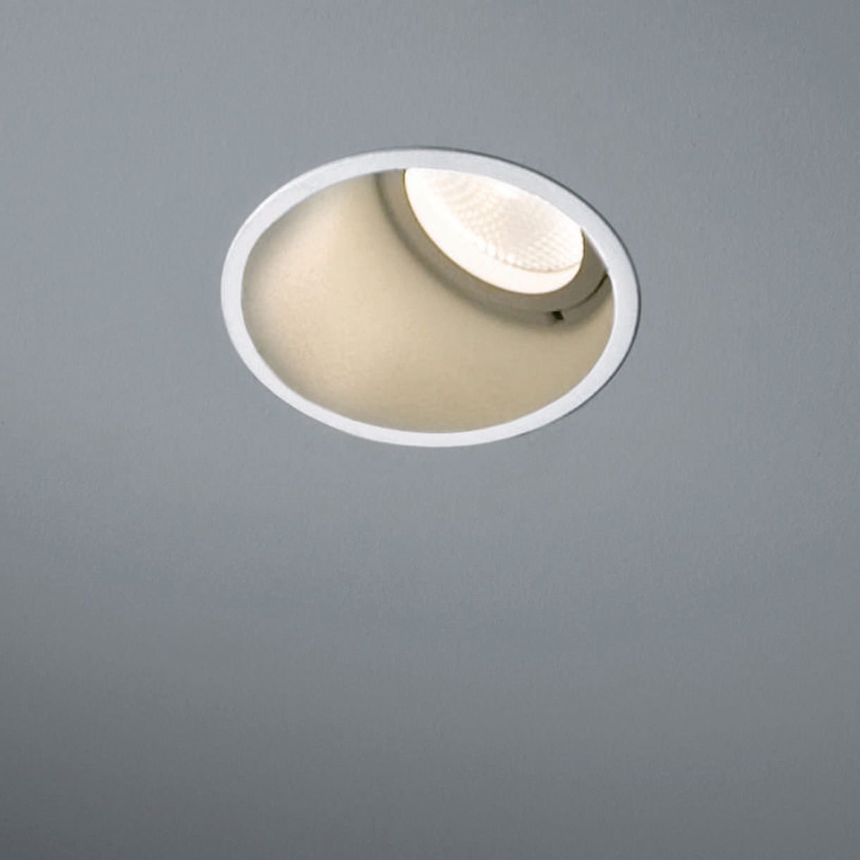 Display product Asy Lotis 82 HIPAR GE from manufacturer Modular Lighting Instruments
