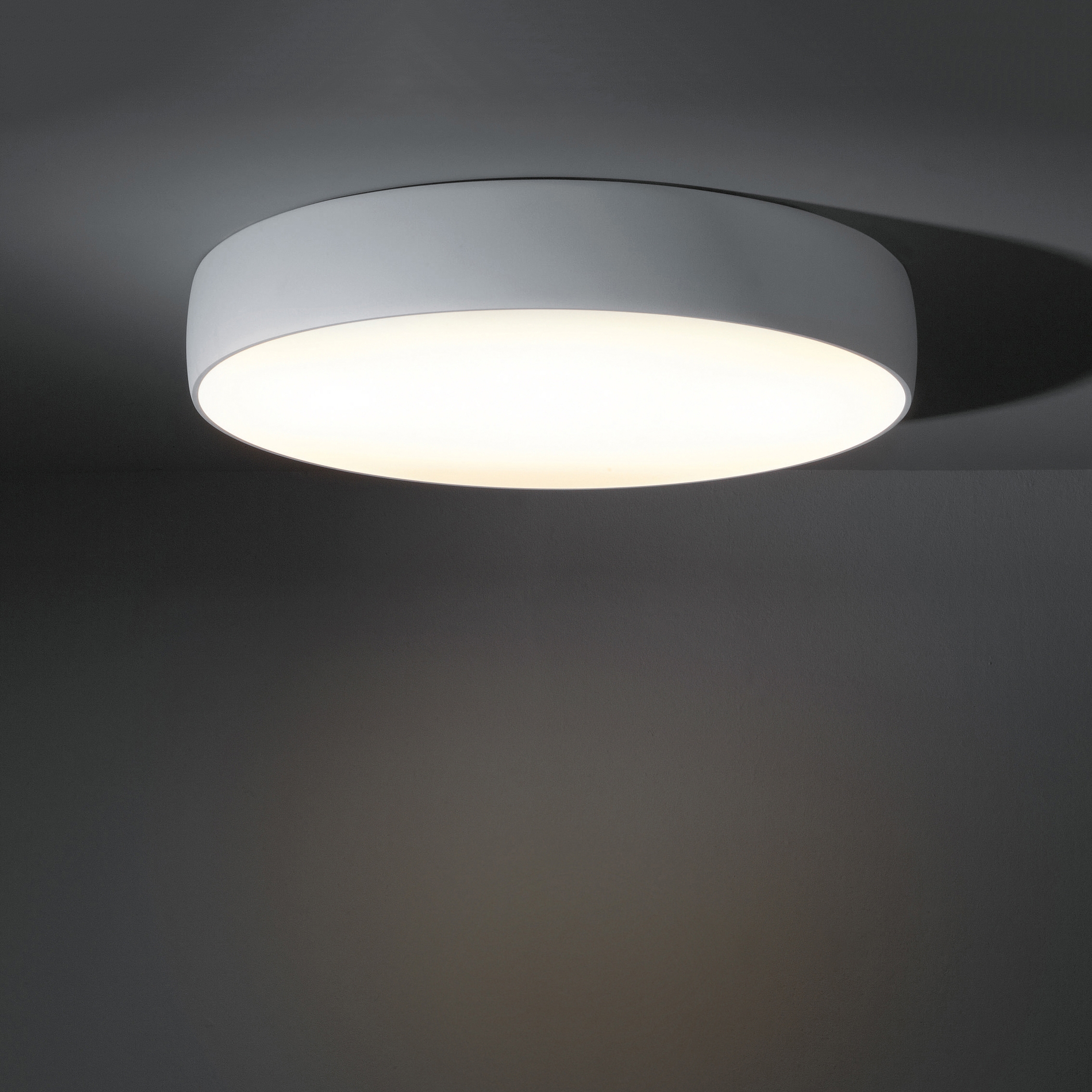 Display product Flat moon 680 down LED Dali/Pushdim GI from manufacturer Modular Lighting Instruments