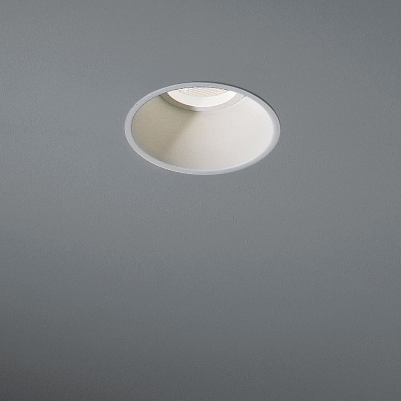 Display product Lotis 82 HIPAR GE from manufacturer Modular Lighting Instruments