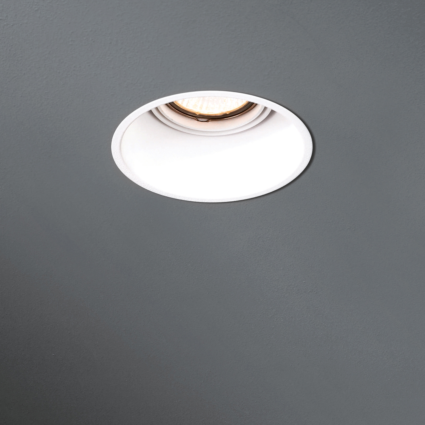 Display product Lotis 97 concrete adjustable MR16 GE from manufacturer Modular Lighting Instruments