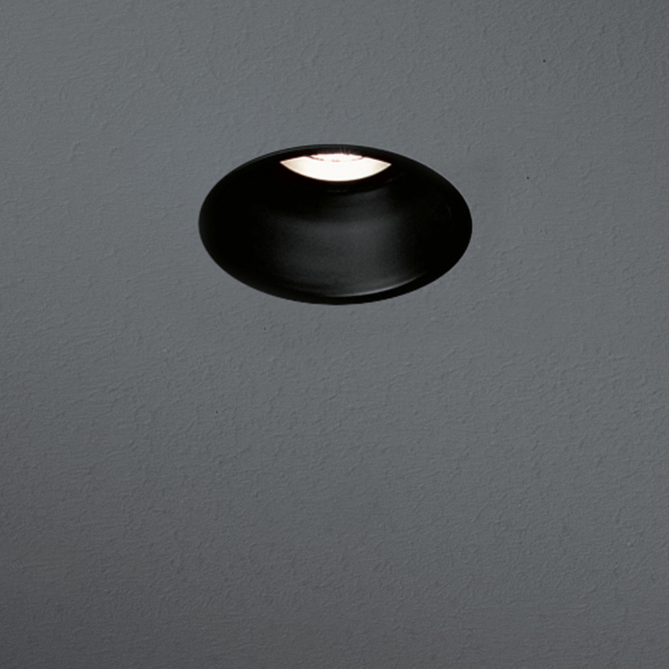 Display product Lotis 82 concrete LED GE from manufacturer Modular Lighting Instruments