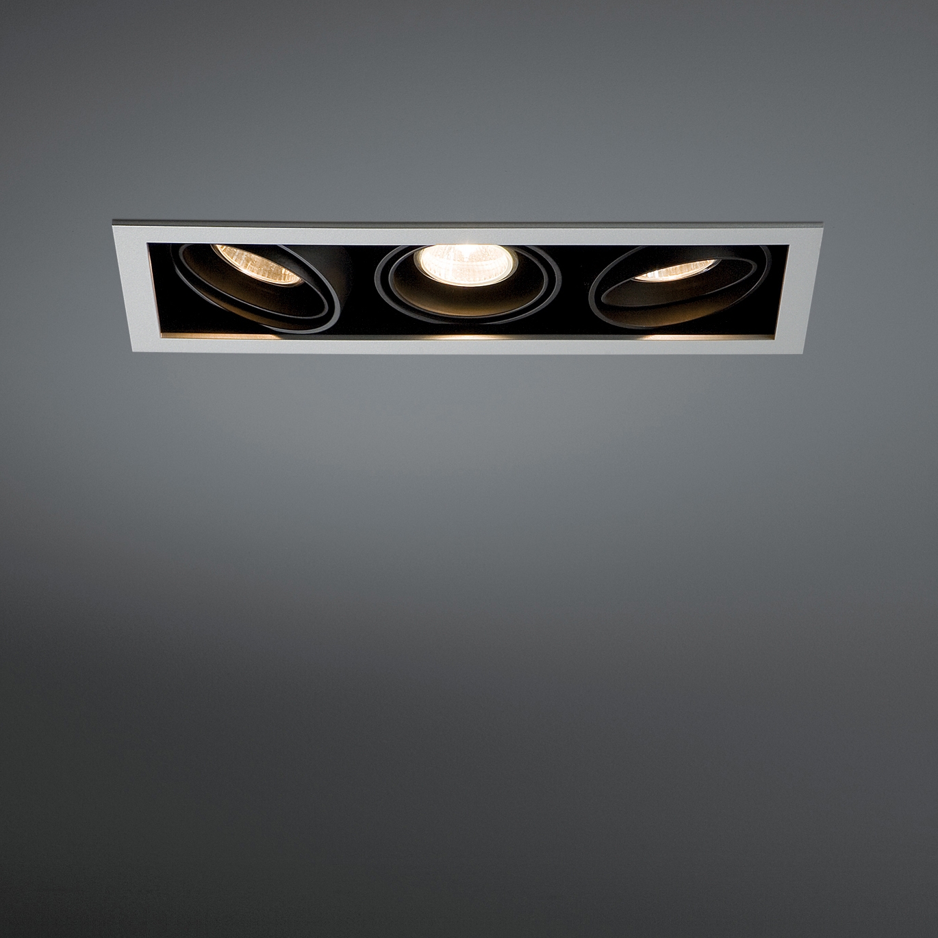Display product Mini multiple 3x MR16 GE from manufacturer Modular Lighting Instruments