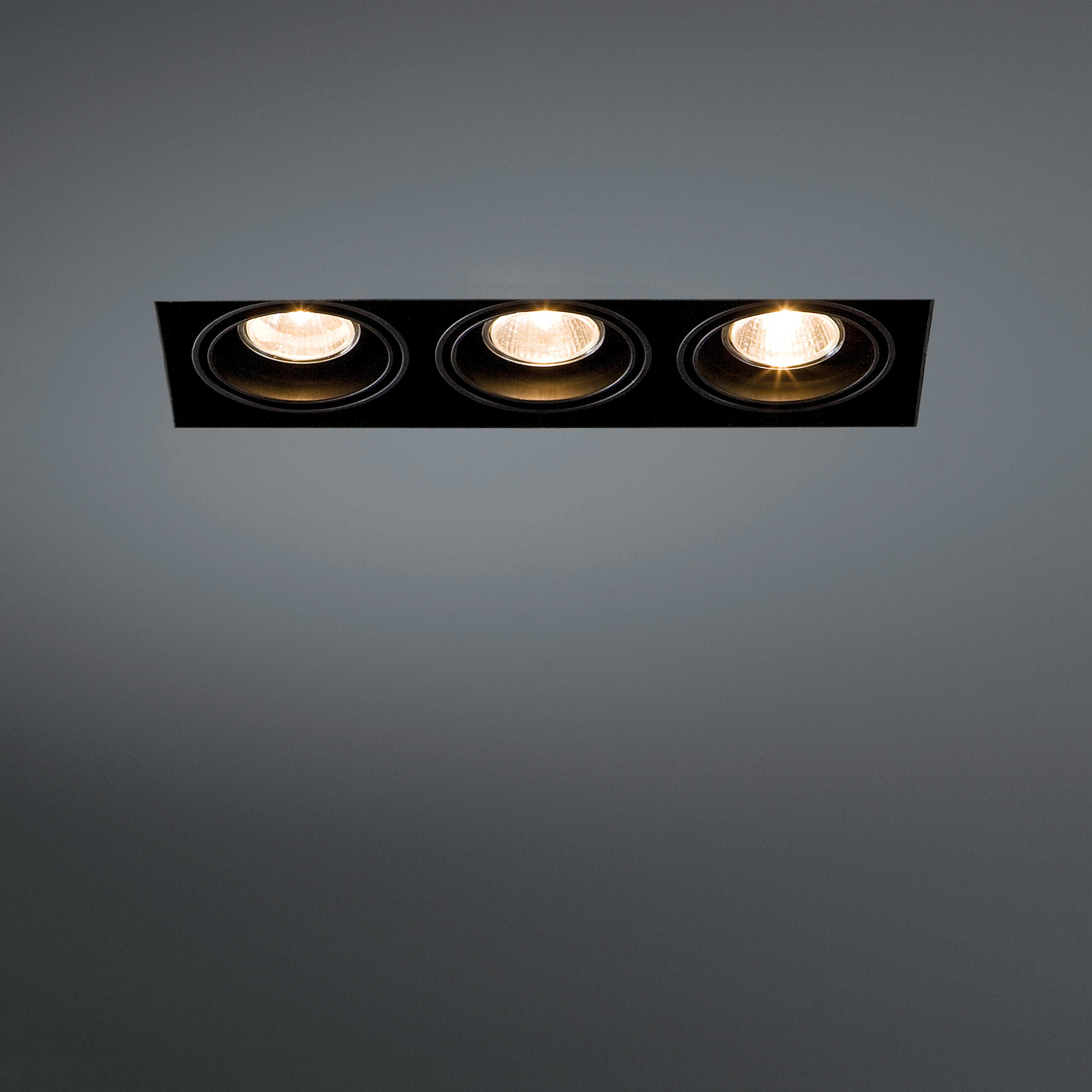 Mostra il prodotto Mini multiple trimless 3x MR16 GE del produttore Modular Lighting Instruments