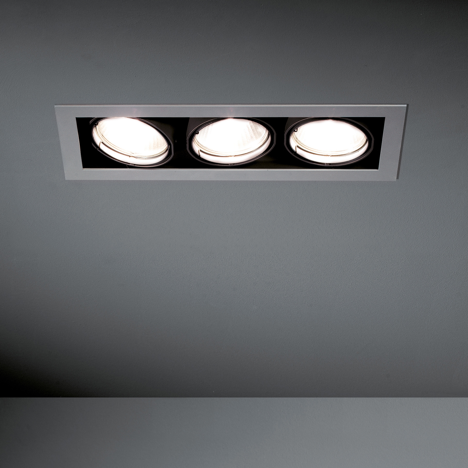 Display product Multiple 3x CDM-T GE from manufacturer Modular Lighting Instruments