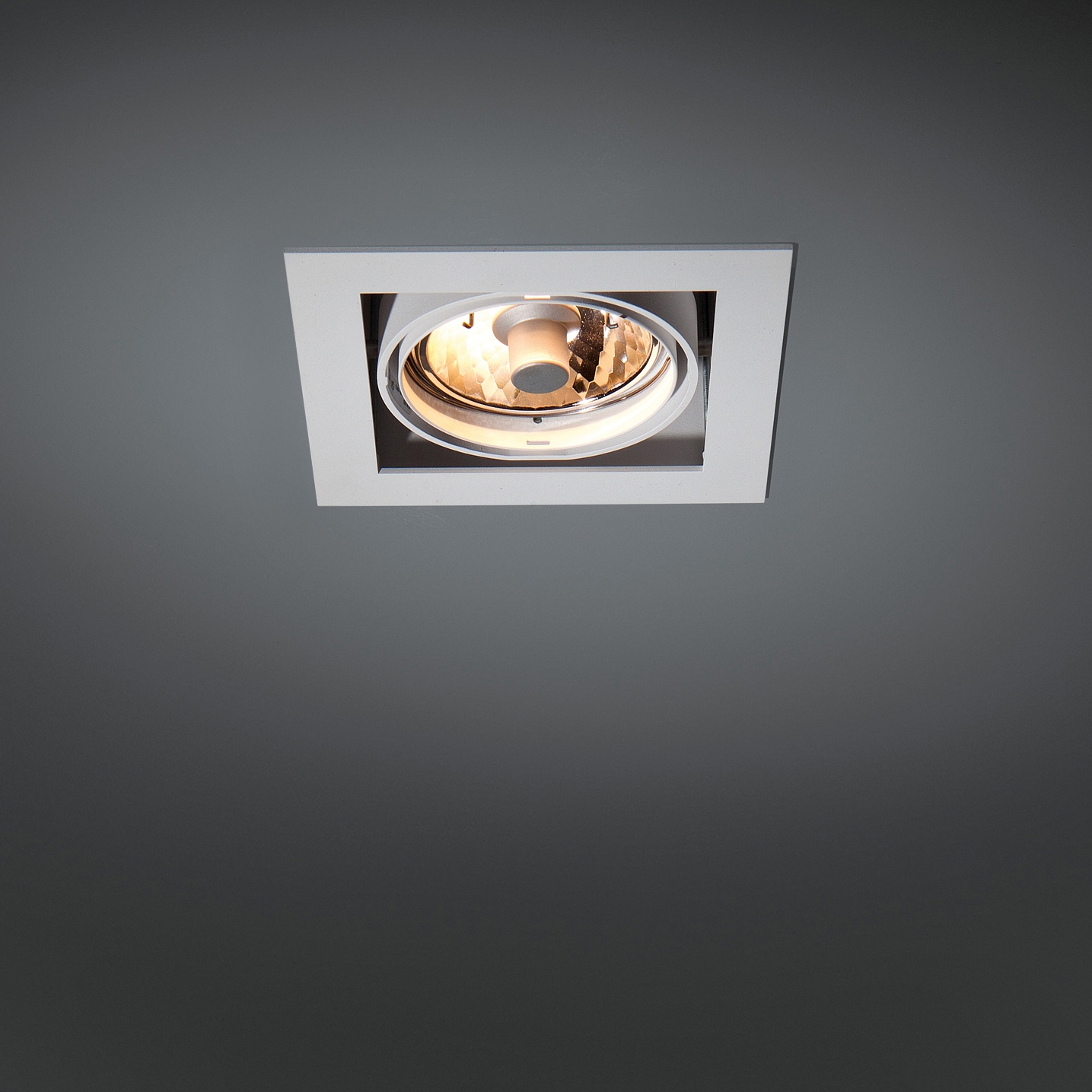 Display product Multiple 1x CDM-R111 GE from manufacturer Modular Lighting Instruments