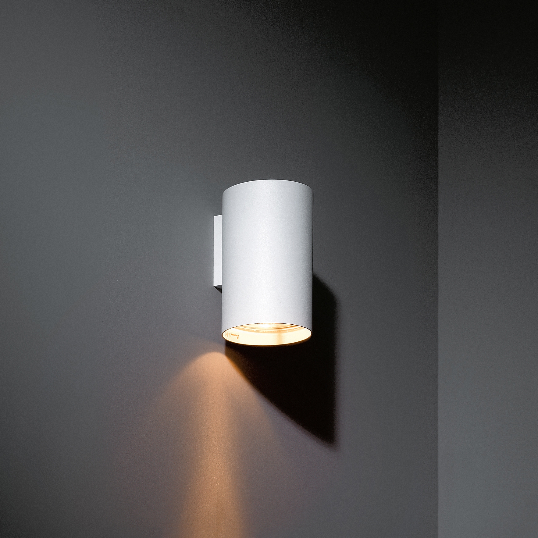 Display product Nude wall 1x PAR30 from manufacturer Modular Lighting Instruments