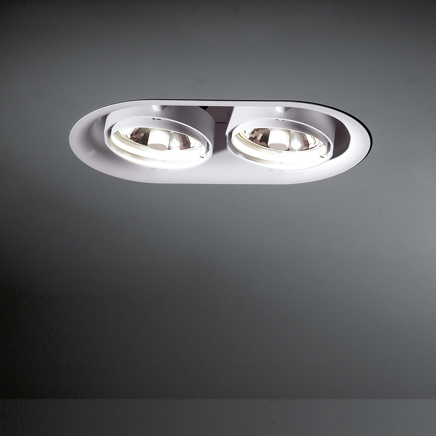 Mostra il prodotto Thub metal 215 2x CDM-T GE del produttore Modular Lighting Instruments