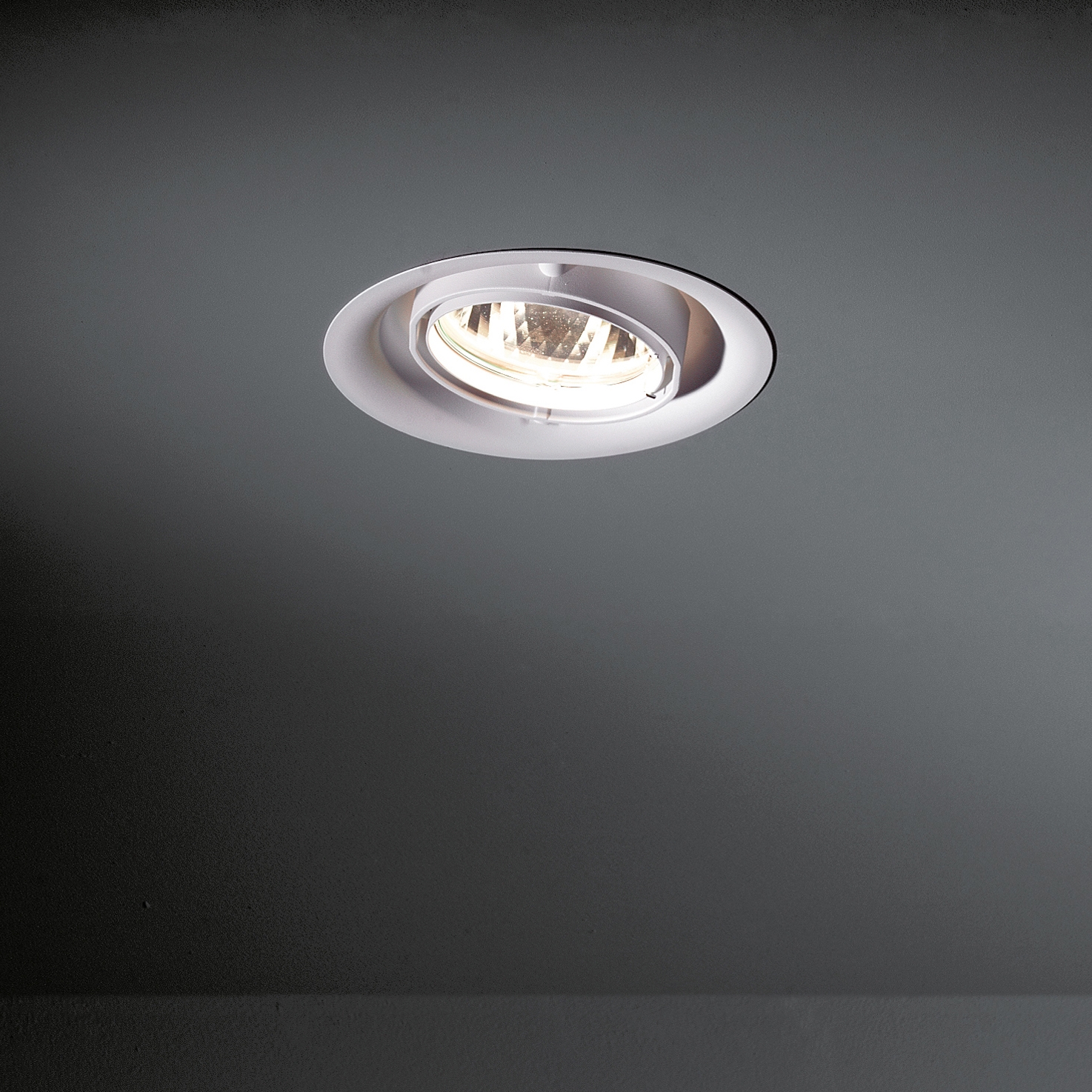 Display product Thub metal 215 1x CDM-T GE from manufacturer Modular Lighting Instruments