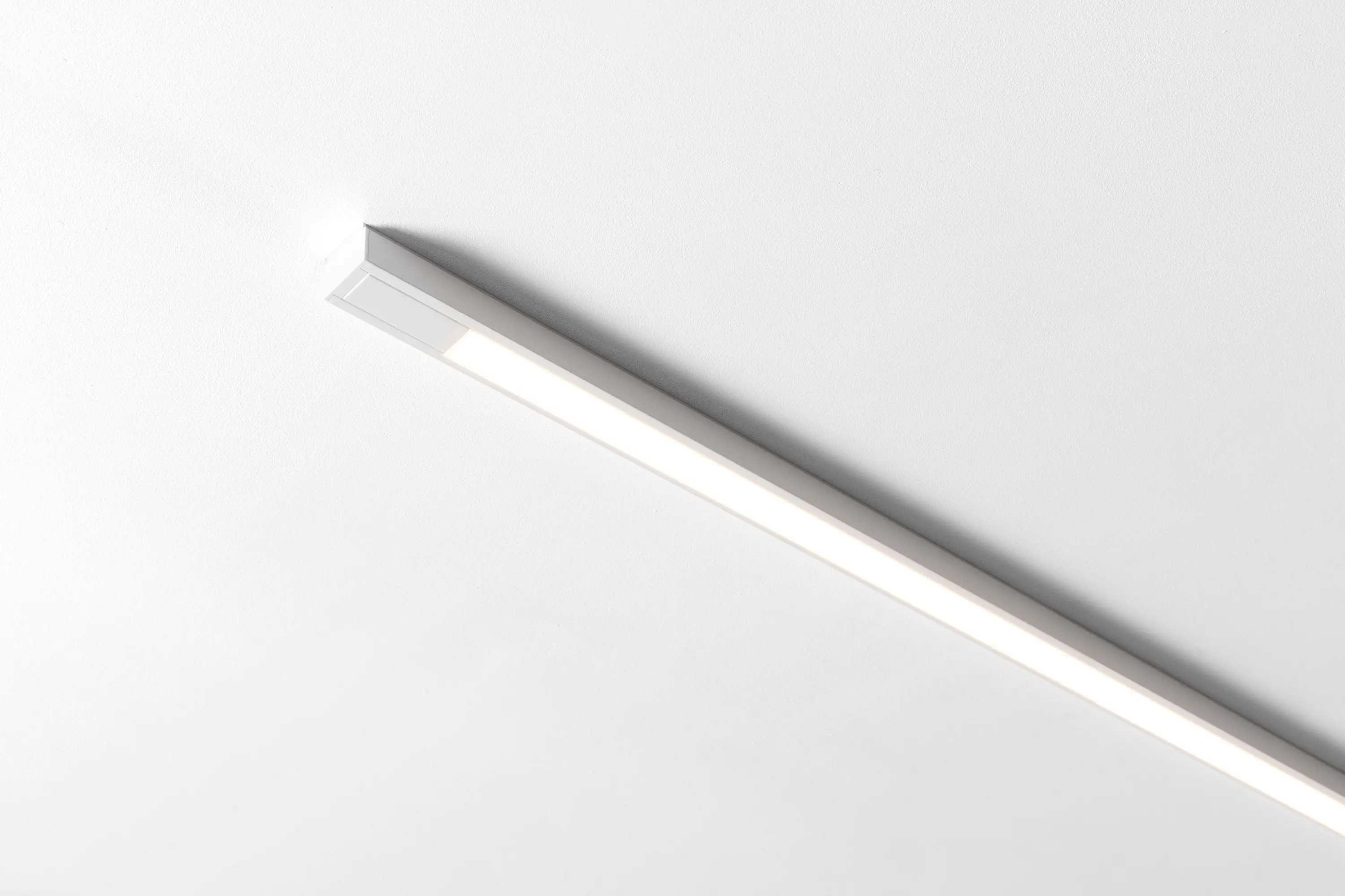 Modular Lighting Instruments - Pista Linear LED | Surface