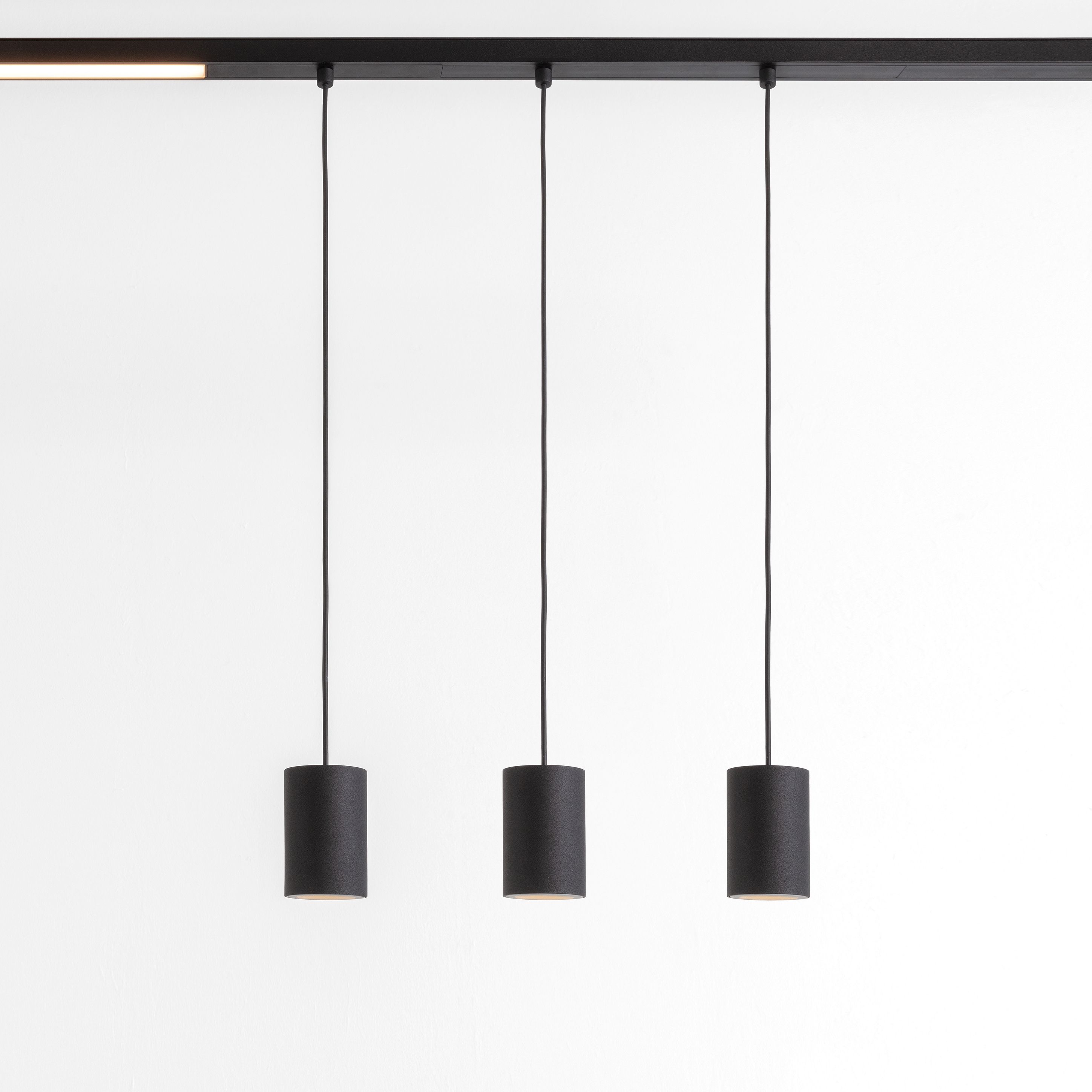 Display product Pista Smart 48 Tubed Suspension Track from manufacturer Modular Lighting Instruments