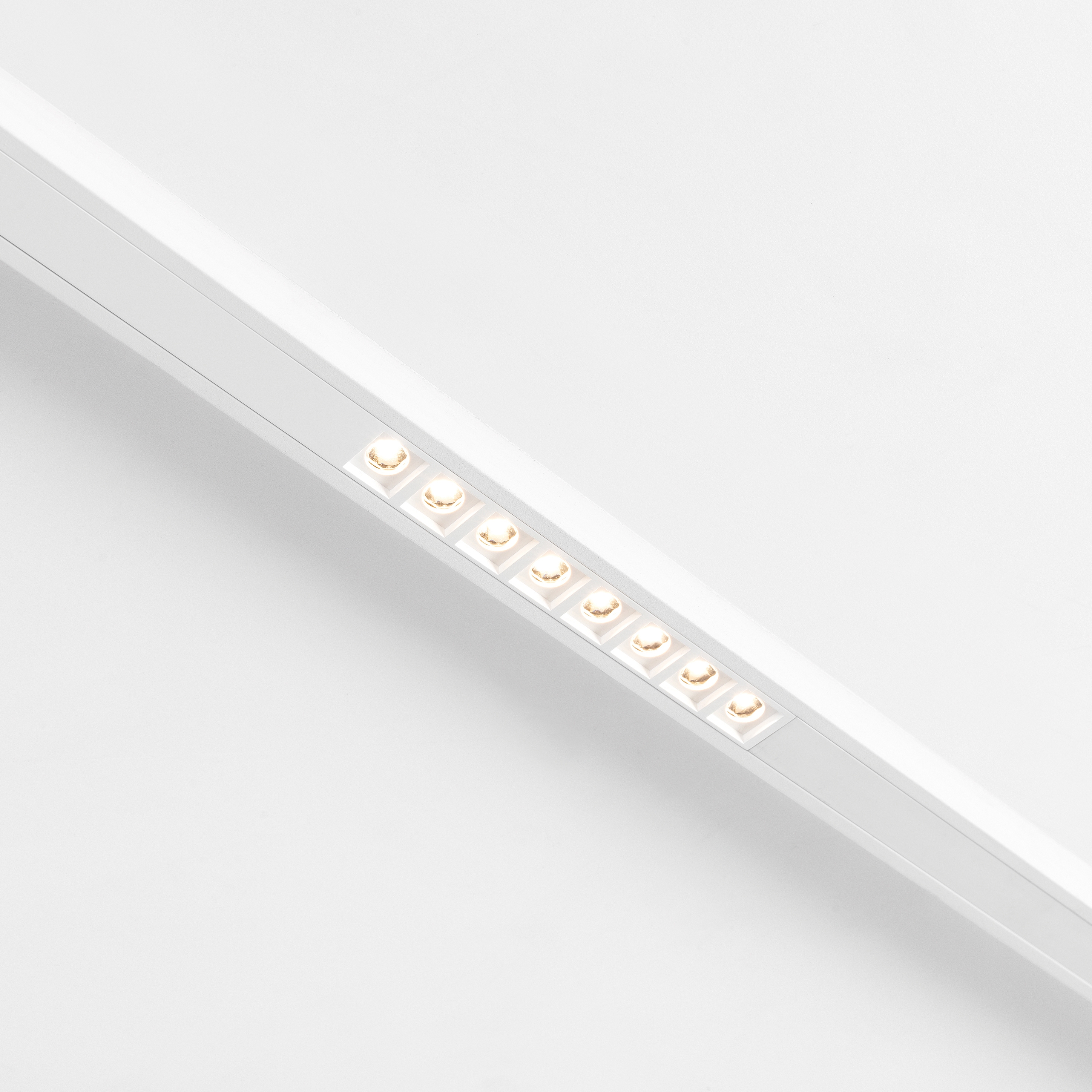 Display product Pista track 48V LED linear spots (8x) GI from manufacturer Modular Lighting Instruments