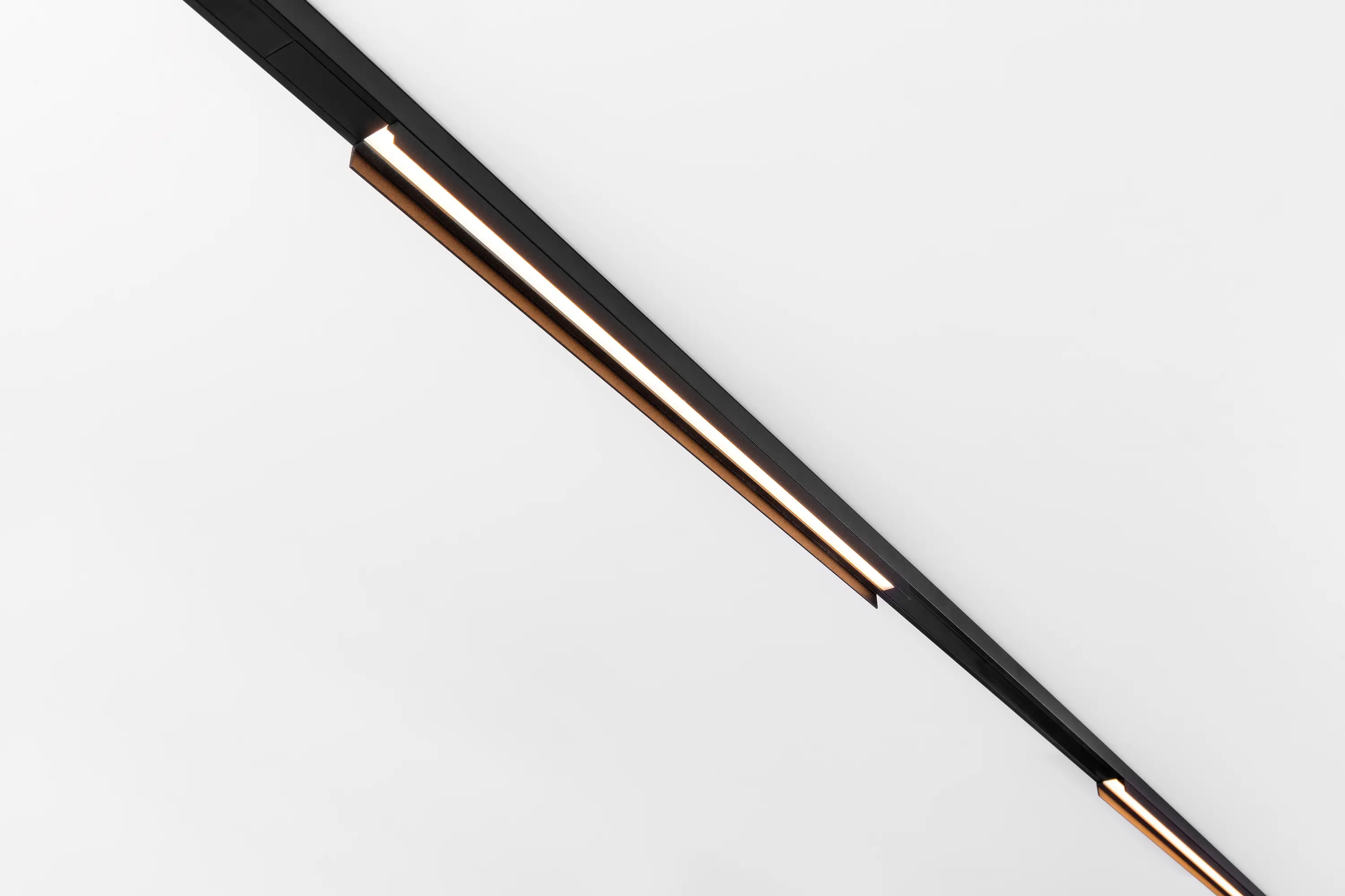 Modular Lighting Instruments - Pista track 48V LED linear flaps GI