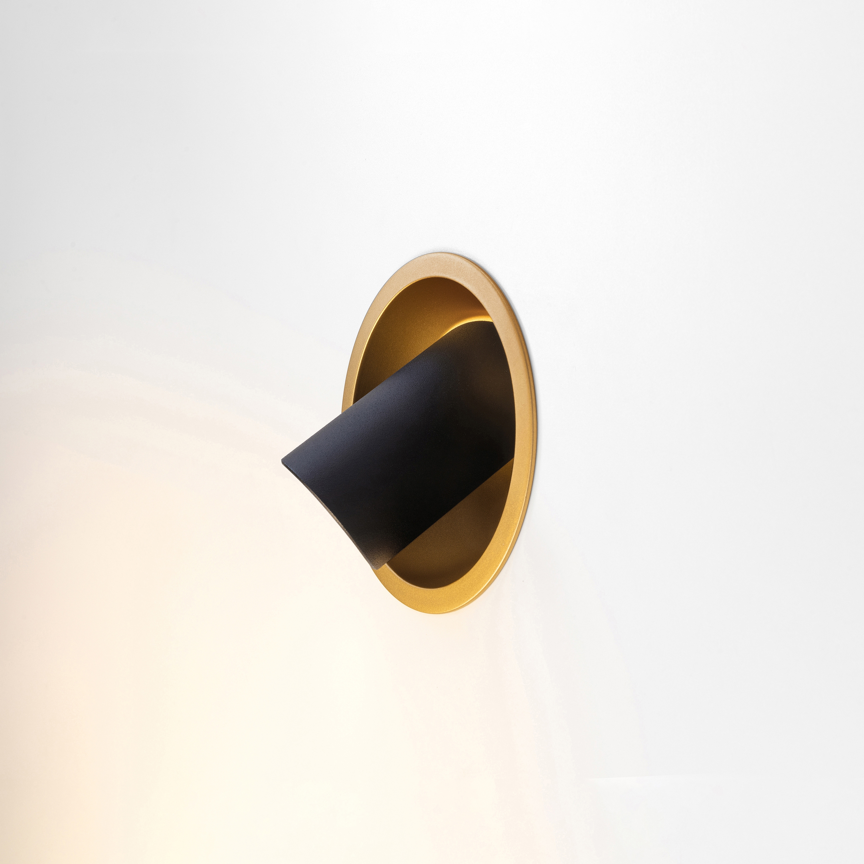 Display product Hollow 125 LED 2700K GE black struc - gold from manufacturer Modular Lighting Instruments