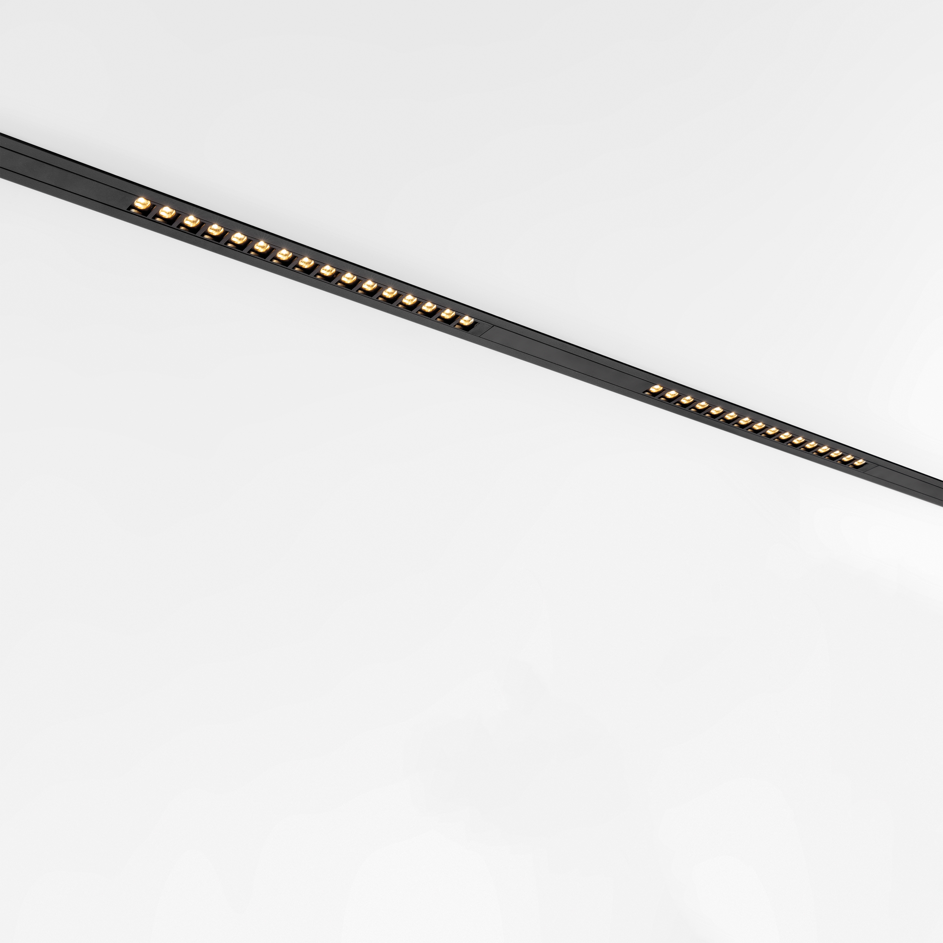 Display product Pista linear spots 16x from manufacturer Modular Lighting Instruments