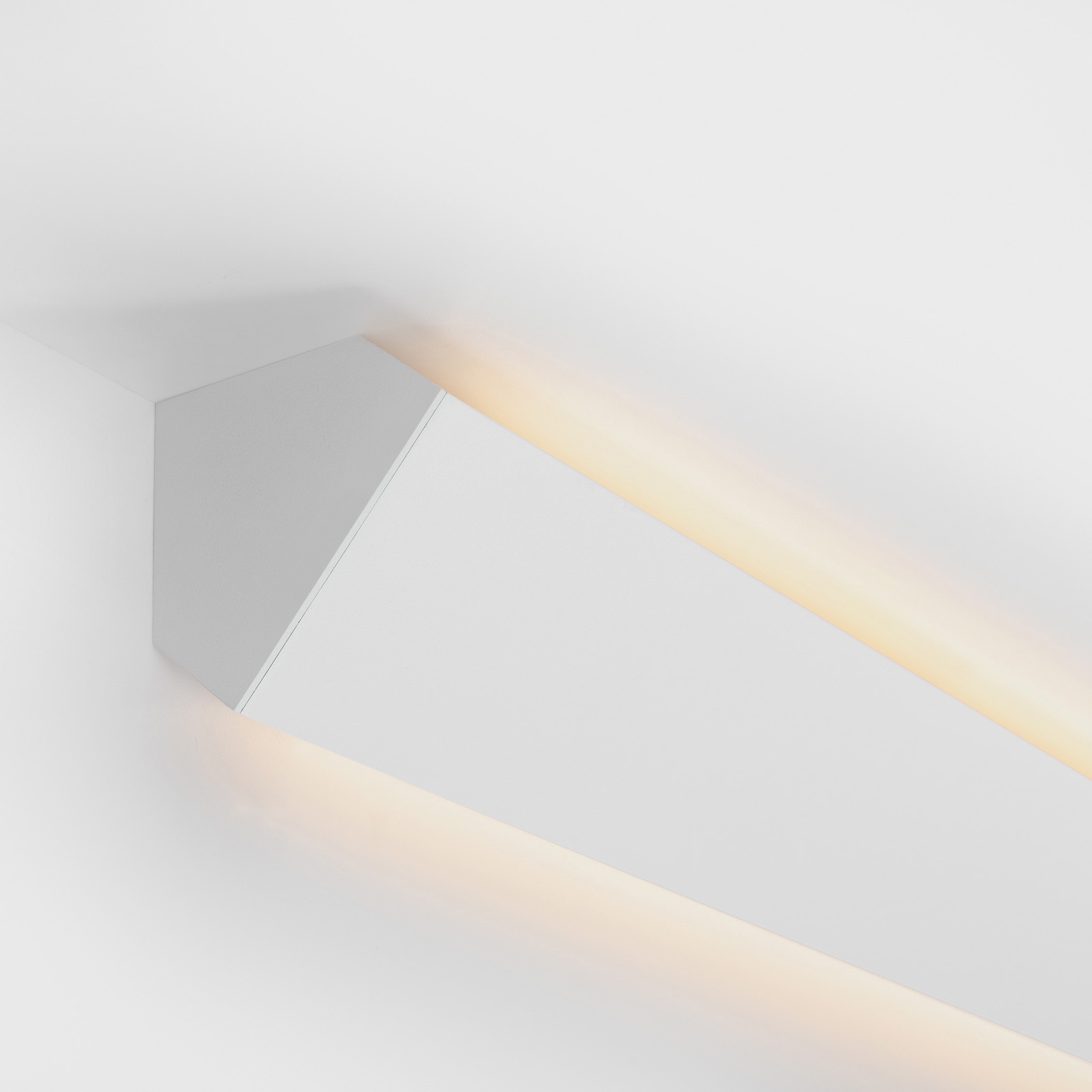 Display product Como corner straight cover from manufacturer Modular Lighting Instruments