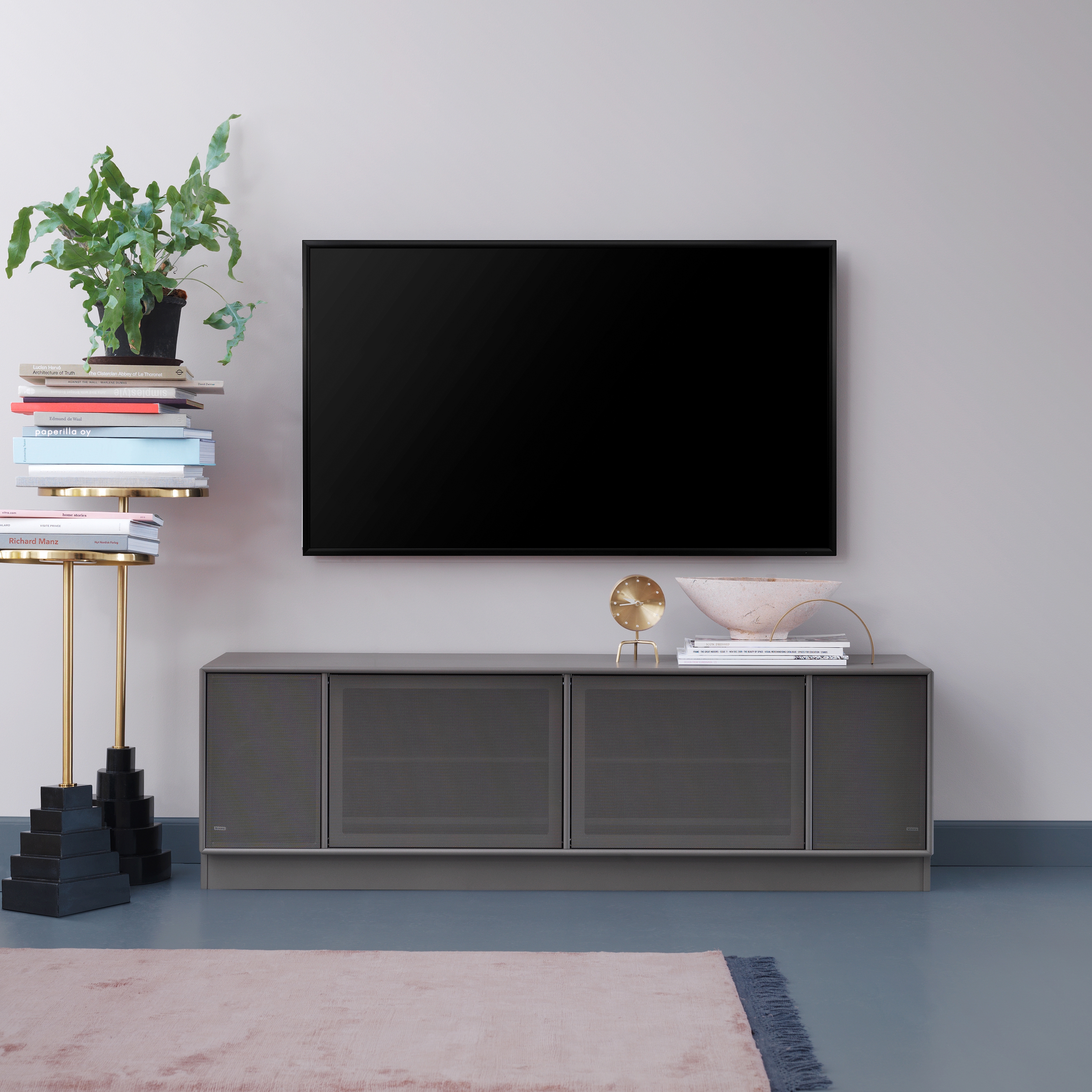 Afficher le produit TV & SOUND | Hi-Fi storage solutions – example with plinth du fabricant Montana Furniture