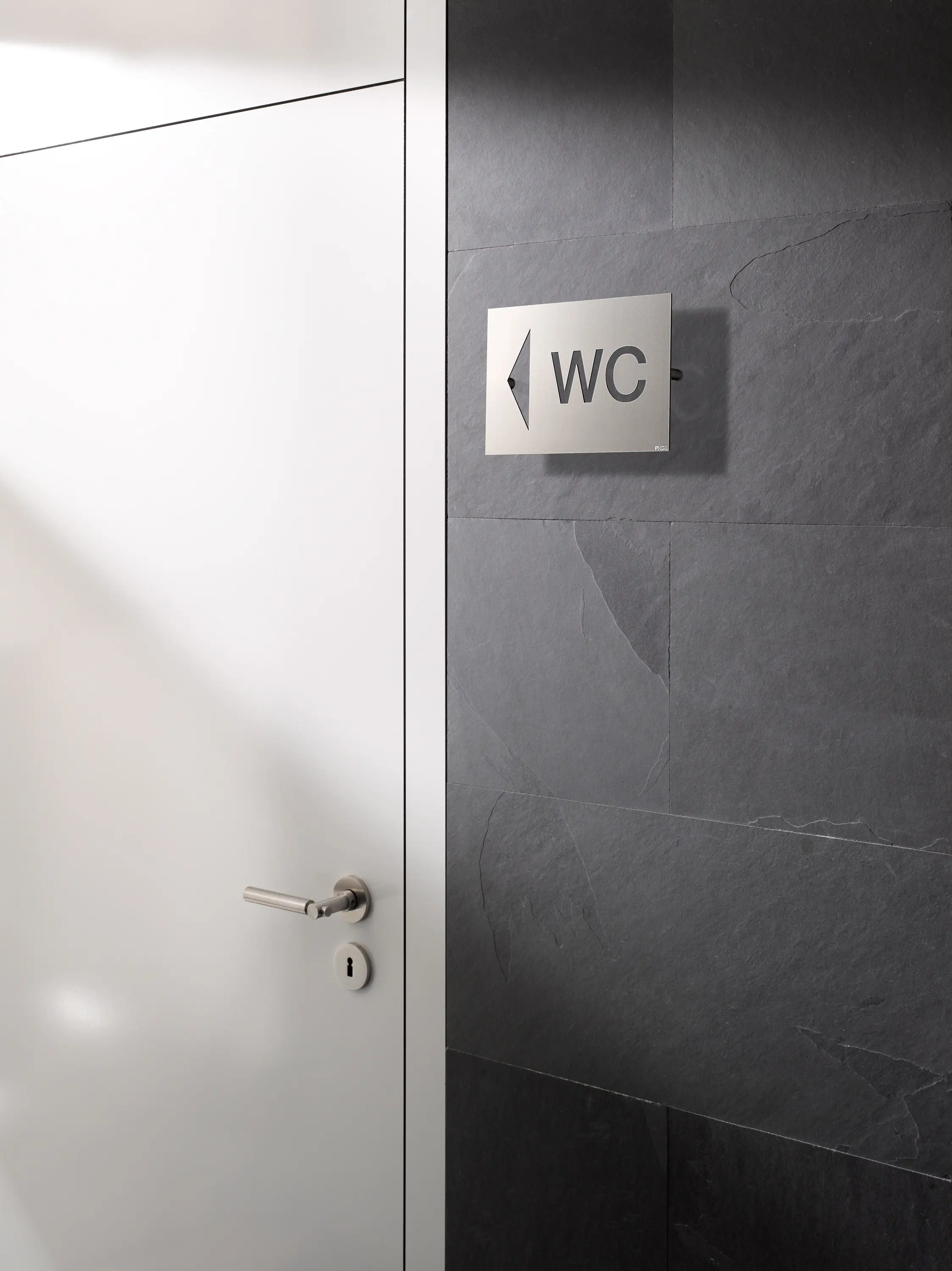PHOS Design - WC sign, arrow pointing right