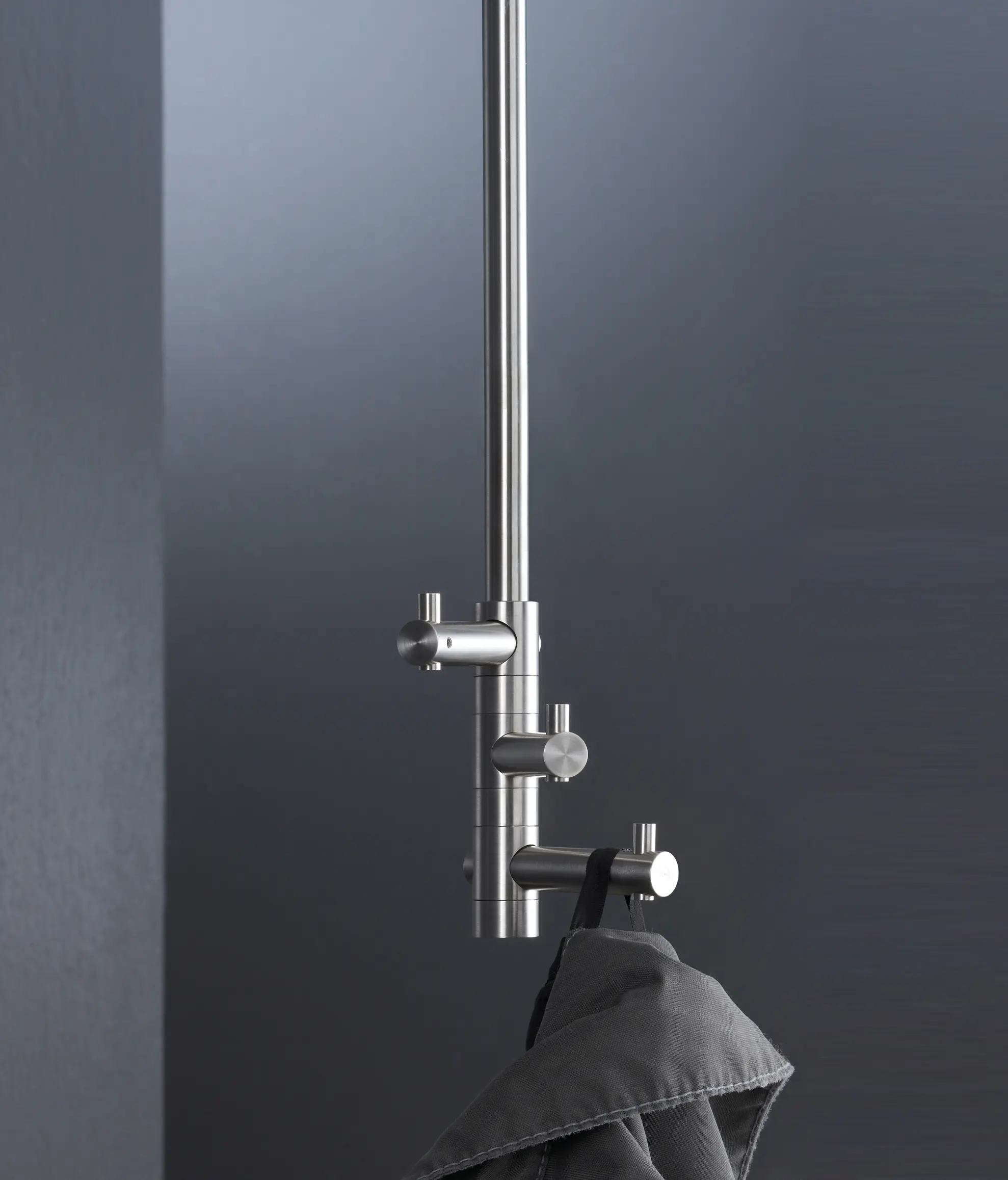 PHOS Design - Stainless steel ceiling towel rail: Space-saving and sturdy with 3 hooks