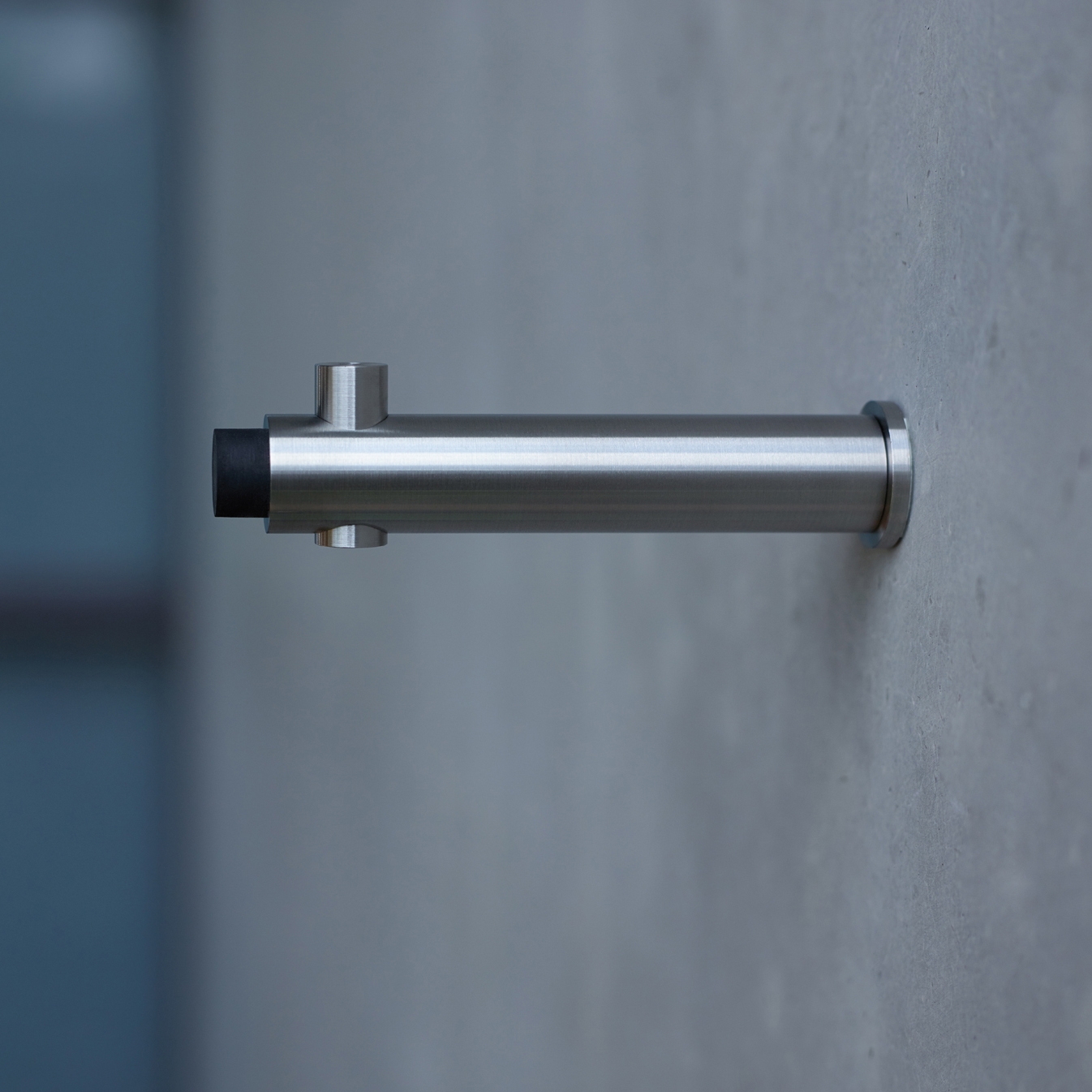 Vertoon produk Door stopper with coat hook: double function - 11 cm long van vervaardiger PHOS Design