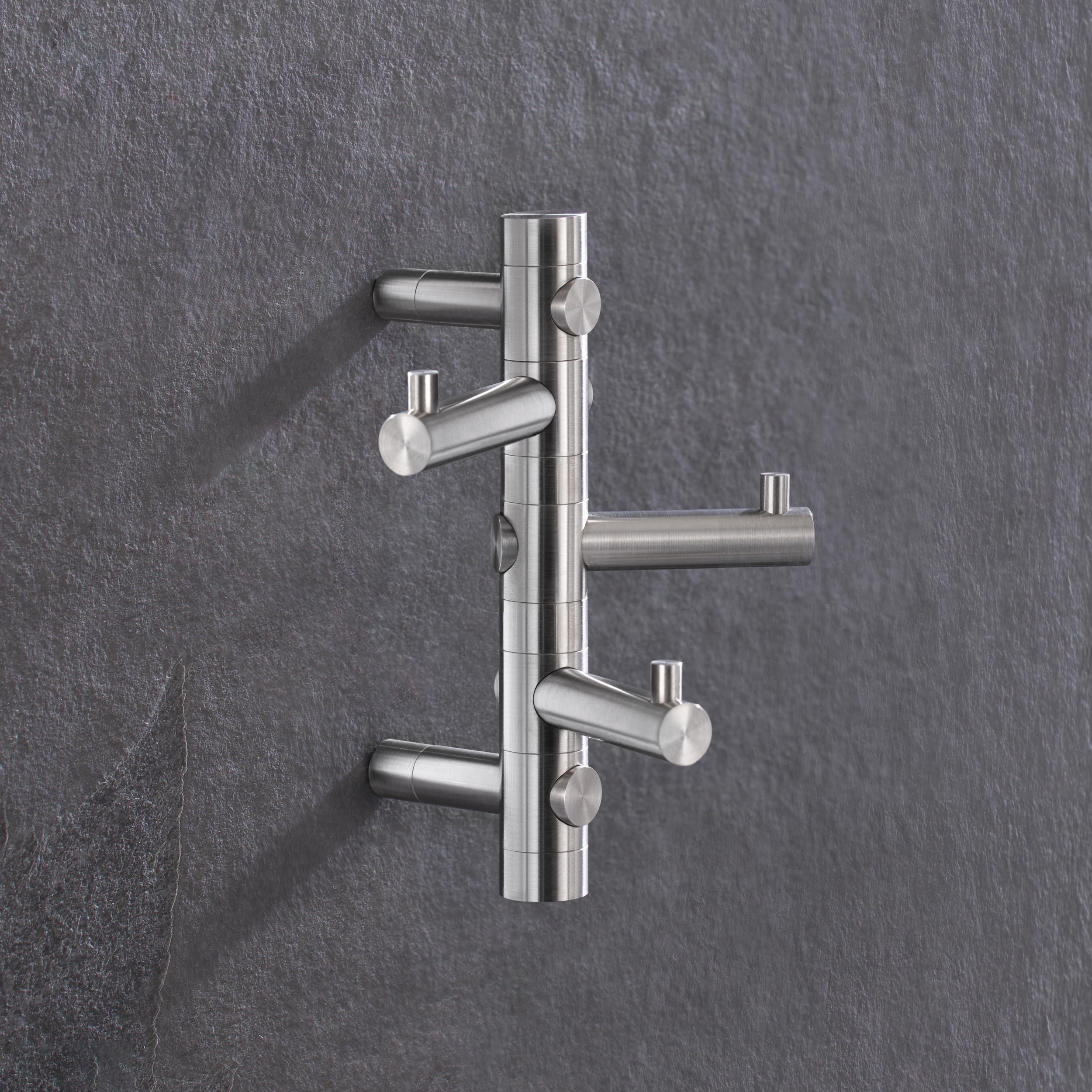 Mostrar el producto Perchero de pared pequeño con 3 ganchos giratorios del fabricante PHOS Design