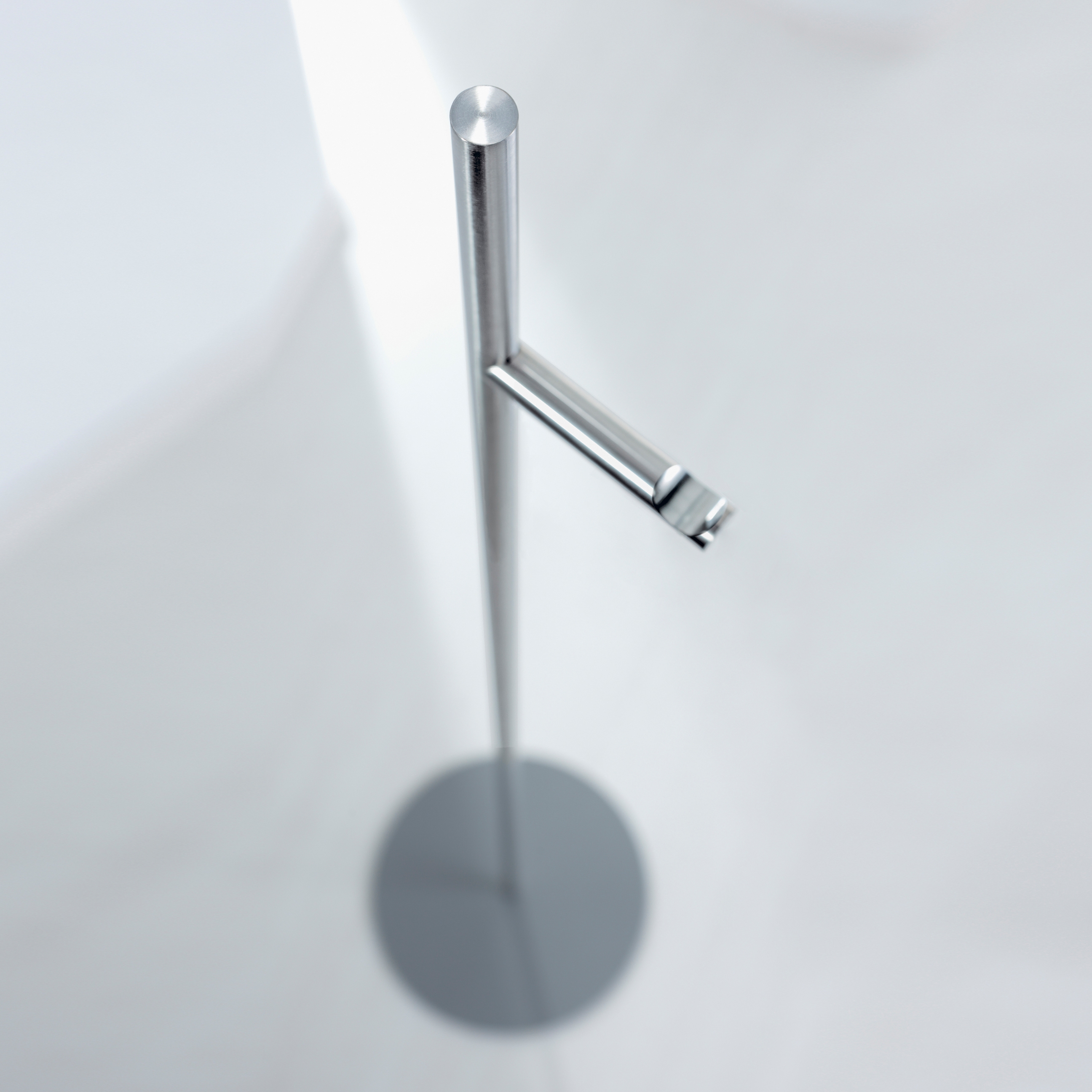 Mostra il prodotto Appendiabiti dritto 1V, piastra di base in grigio del produttore PHOS Design