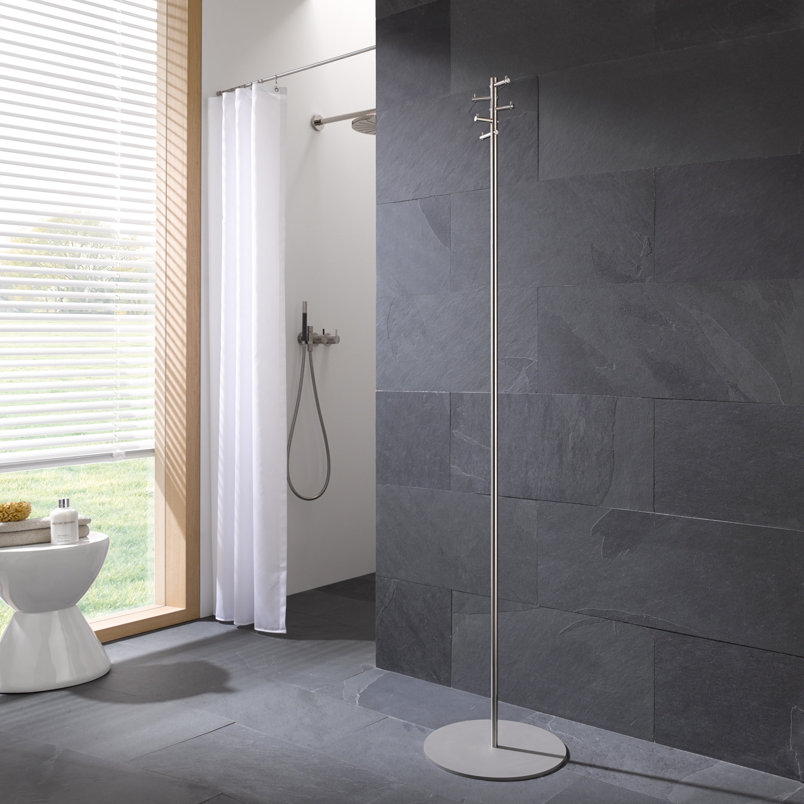 Produkt Minimalistische Bad-Garderobe, graue Bodenplatte des Herstellers PHOS Design anzeigen