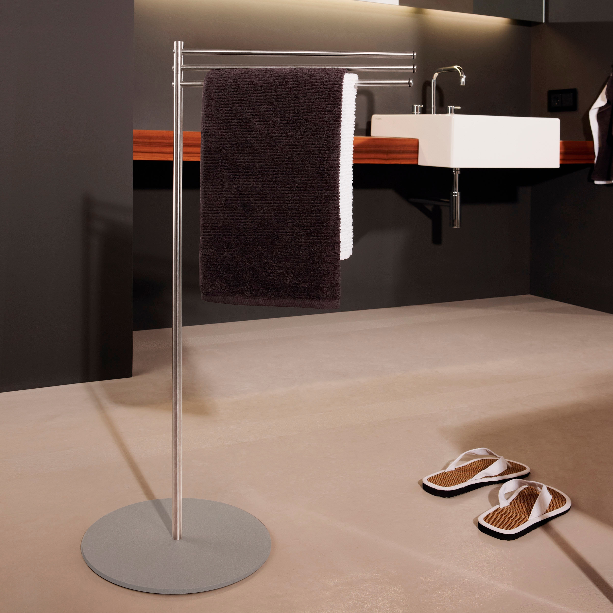 Produkt Handtuchständer freistehend, drei drehbare Handtuchstangen des Herstellers PHOS Design anzeigen