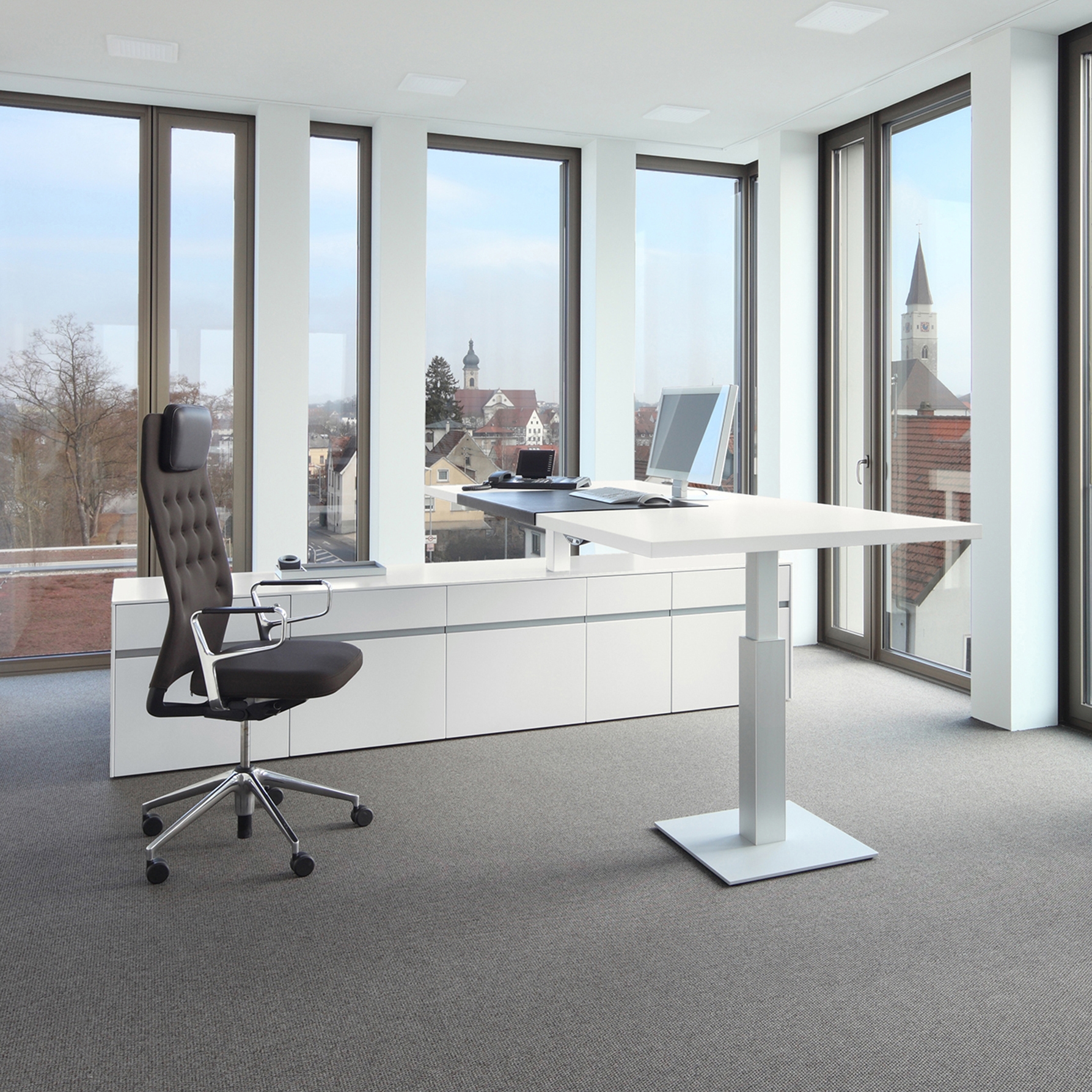 Mostra il prodotto Sono table height-adjustable del produttore RENZ