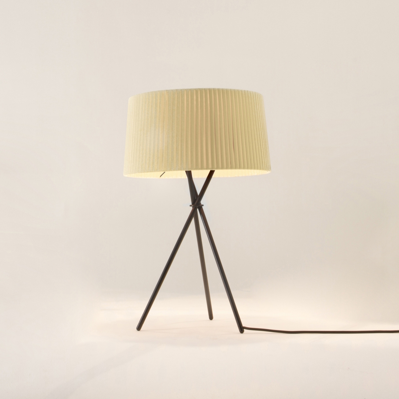 Display product Trípode M3 | Table Lamp from manufacturer Santa & Cole