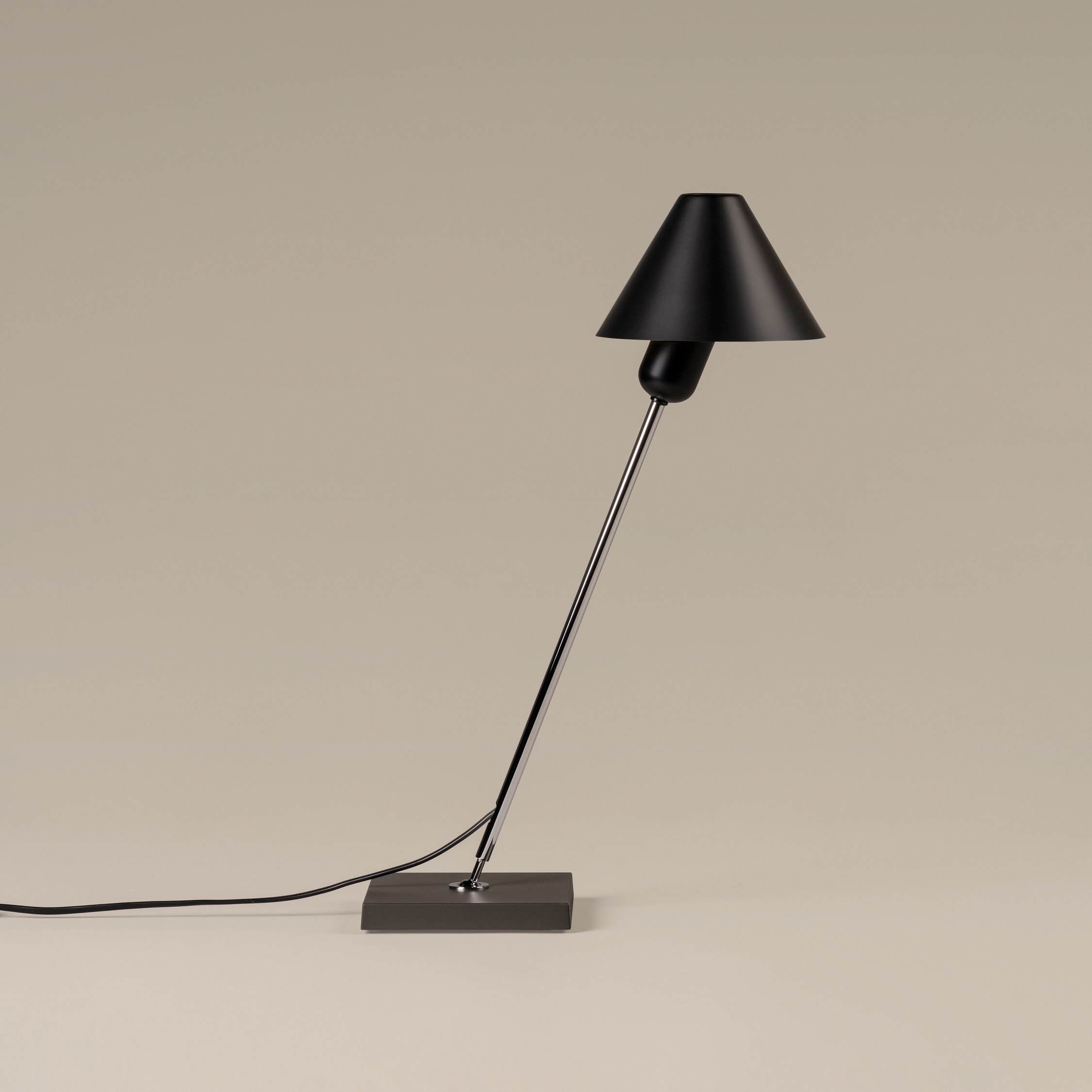 Display product Gira | Table Lamp from manufacturer Santa & Cole
