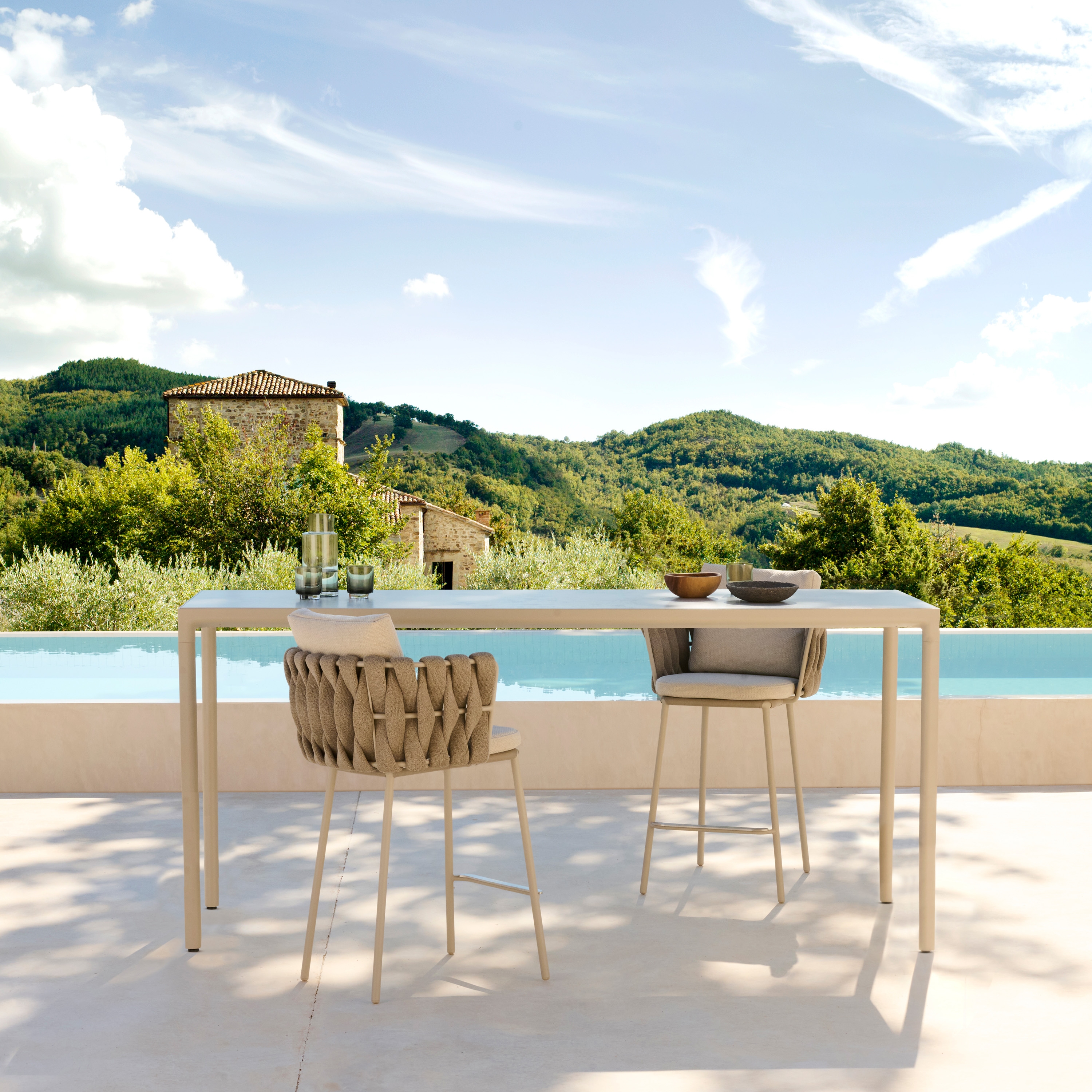 TABURETES Y MESAS DE BAR