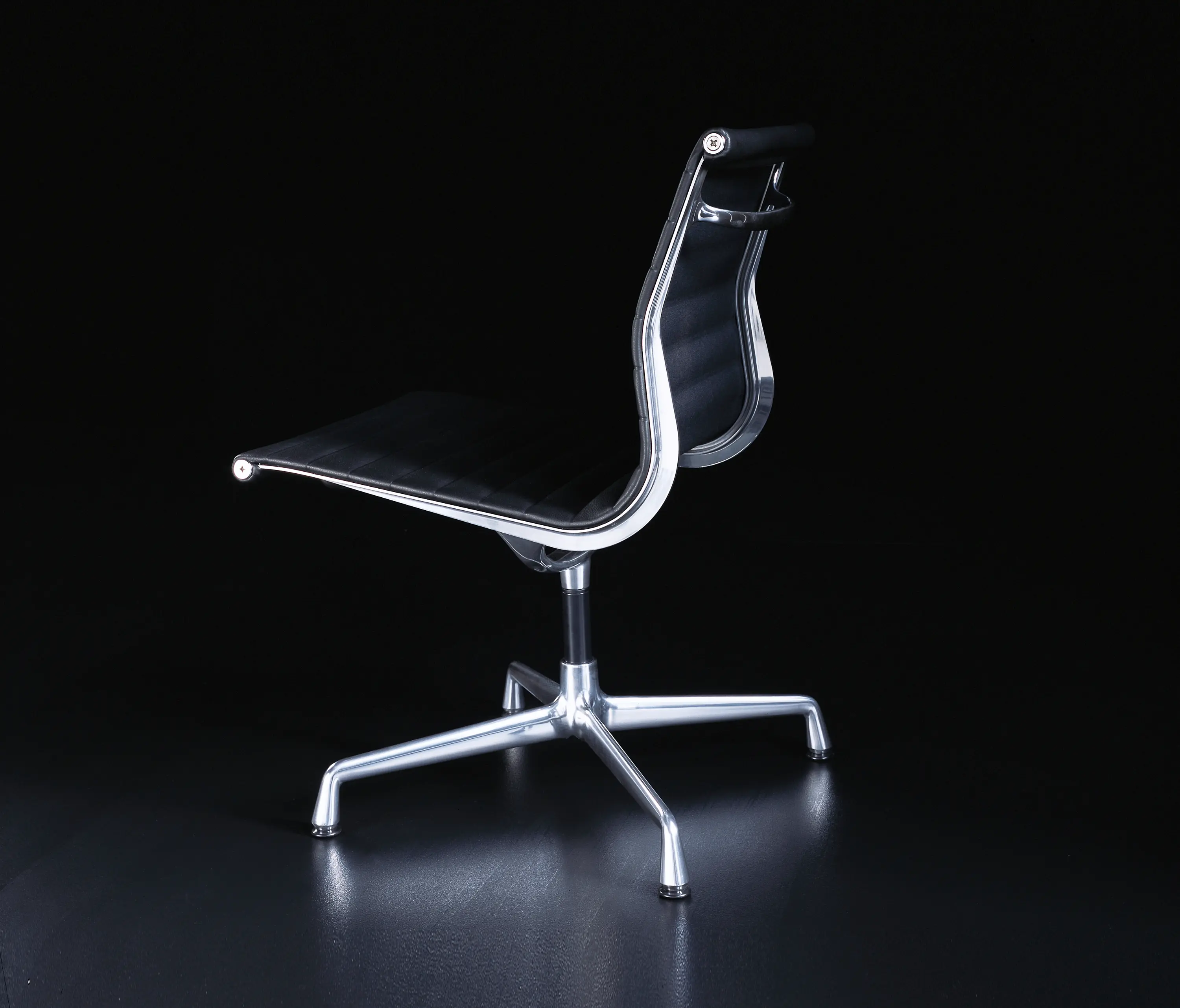 Vitra - Aluminium Chair EA 105