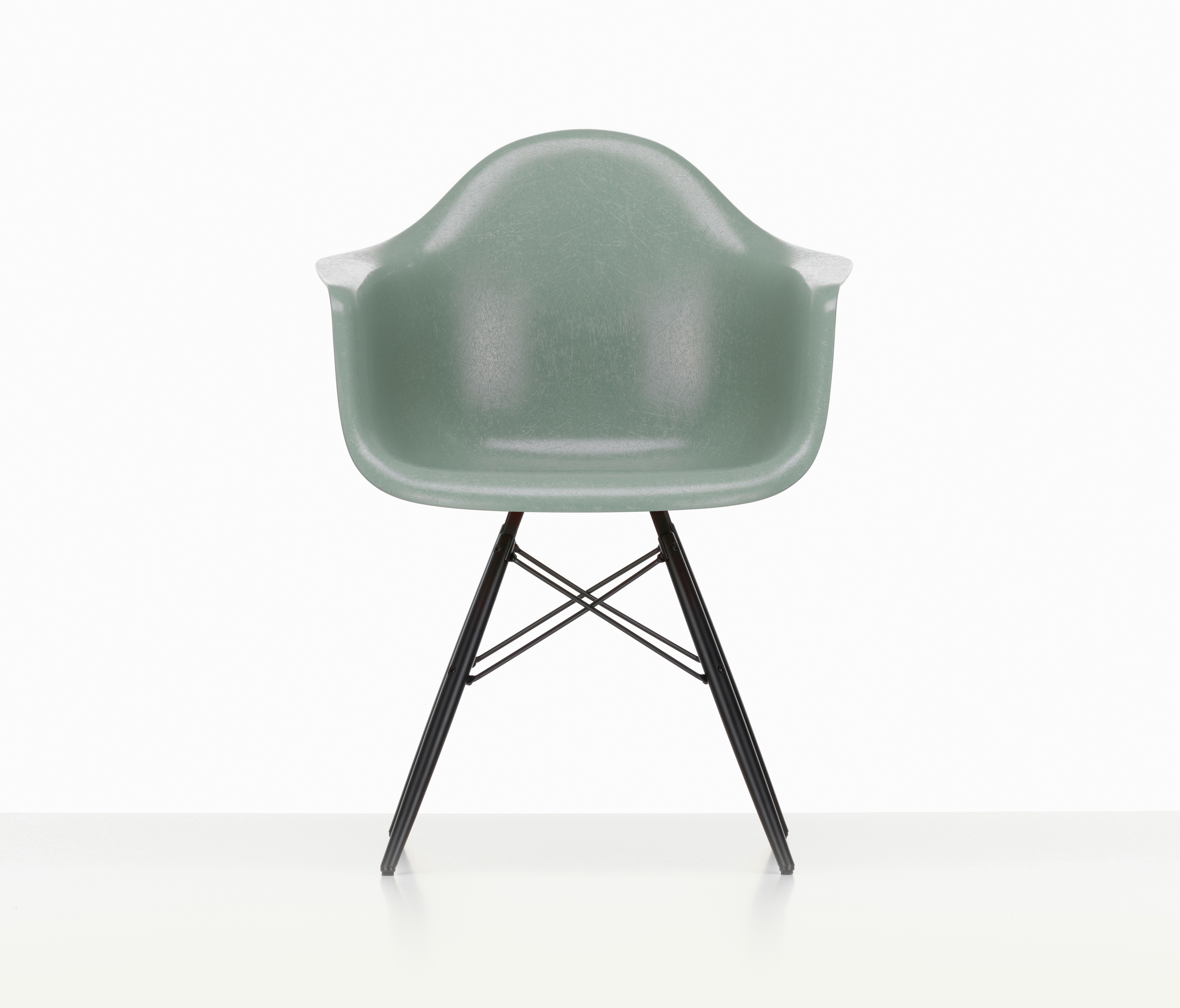 Afficher le produit Eames Fiberglass Armchair DAW du fabricant Vitra