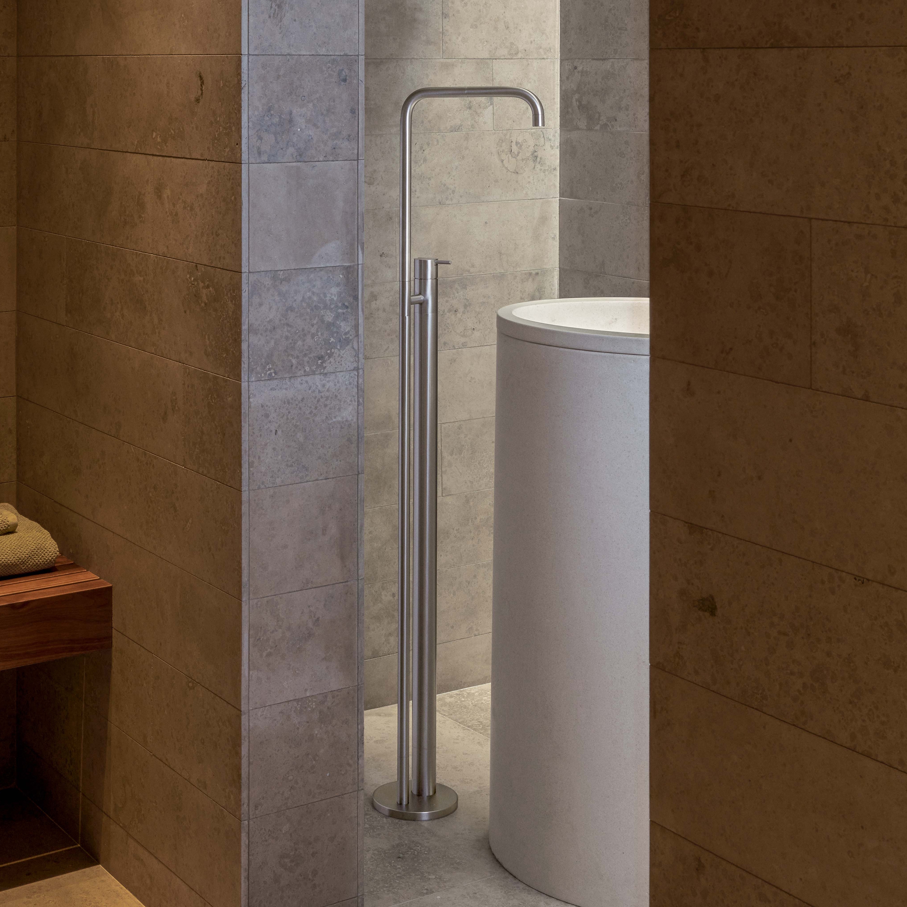 Mostra il prodotto FS2 - Free-standing wash basin mixer del produttore VOLA