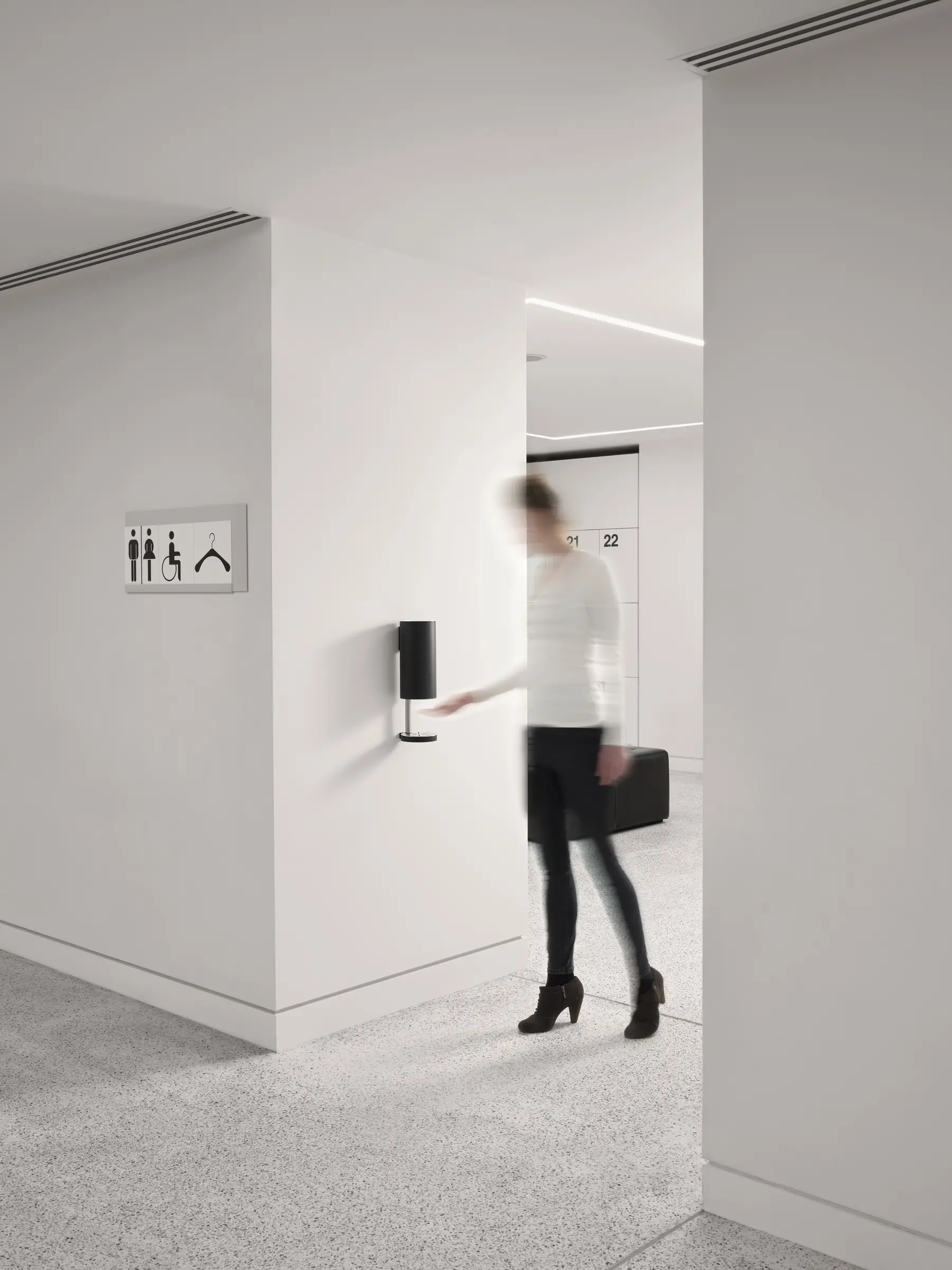 VOLA - RS11/1 - Berührungsloser Desinfektionsmittel- und Seifenspender – Für Wandmontage.