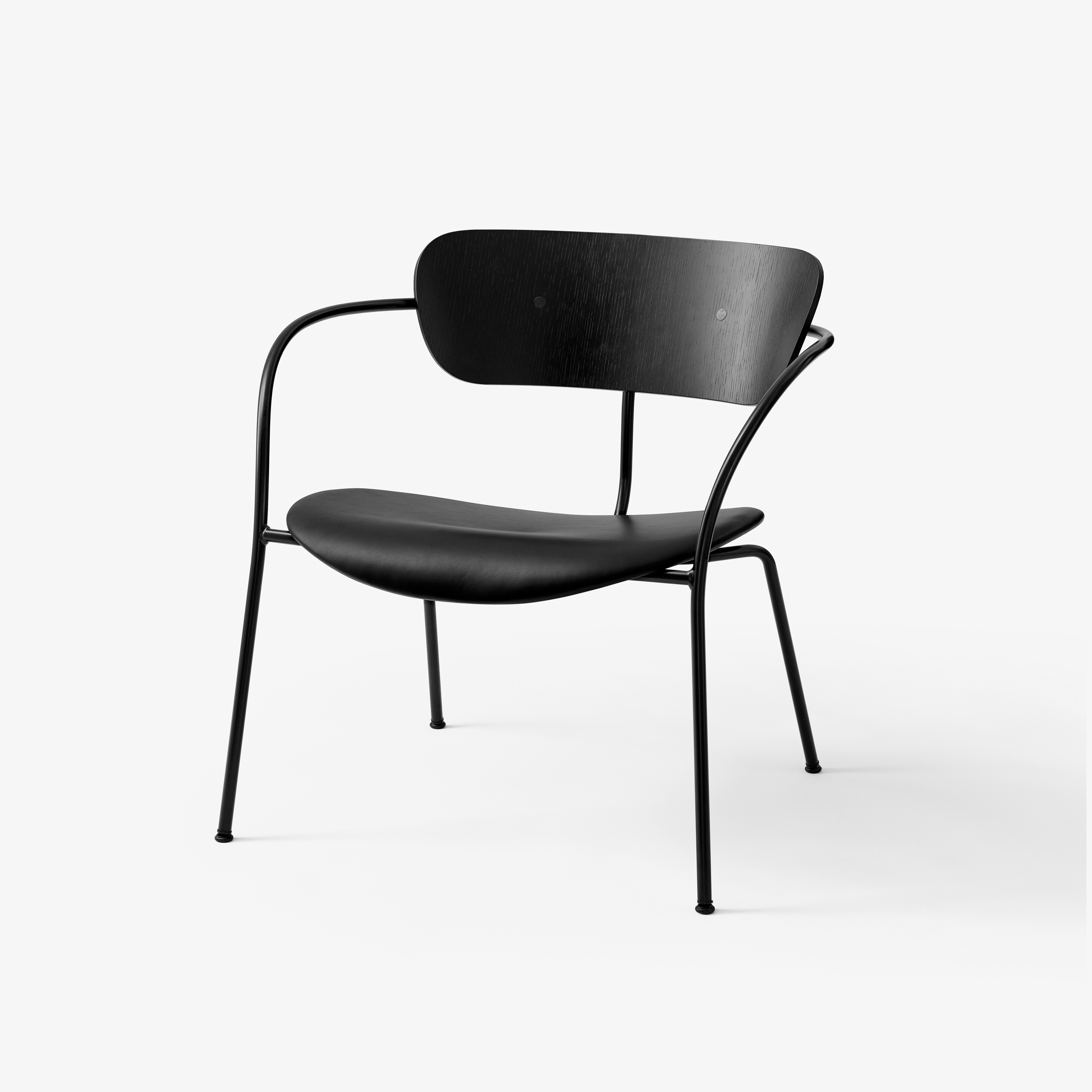 Mostra il prodotto Pavilion AV6 Noble Aniline Black Leather w. Black Lacquered Oak & Black base del produttore &TRADITION